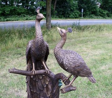 Bronzeskulpturen Skulptur Bronzefigur zwei Pfauen auf einem Baumstamm