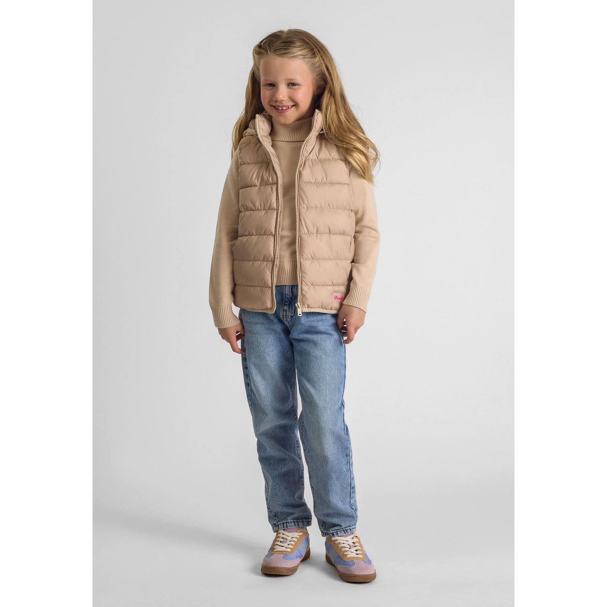 MINOTI Steppweste für Mädchen mit abnehmbarer Kapuze kleines Logo-Patch – Bild 2 von 5