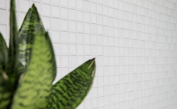 Mosani Mosaikfliesen selbst­kle­bende Wandfliesen weiss Glasmosaik Fliesen, Spritzwasserbereich geeignet, Küchenrückwand Spritzschutz