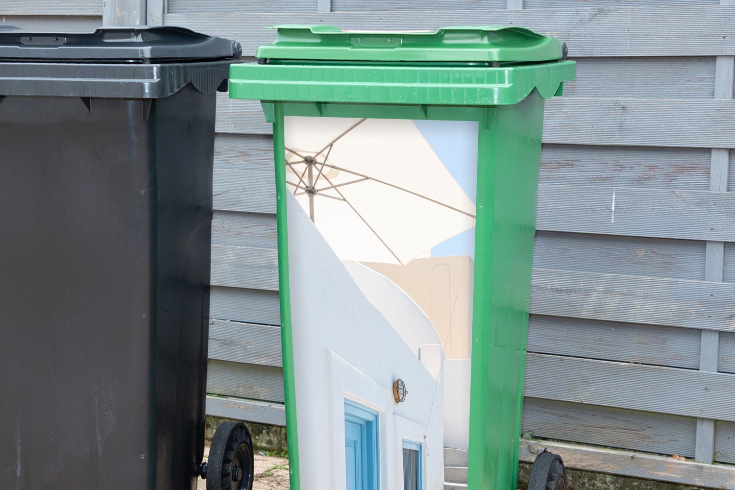 MuchoWow Wandsticker - Tür Architektur Mülleimer-aufkleber, Blau Sonnenschirm (1 - - Sticker, Mülltonne, Container, St), - Weiß Abfalbehälter
