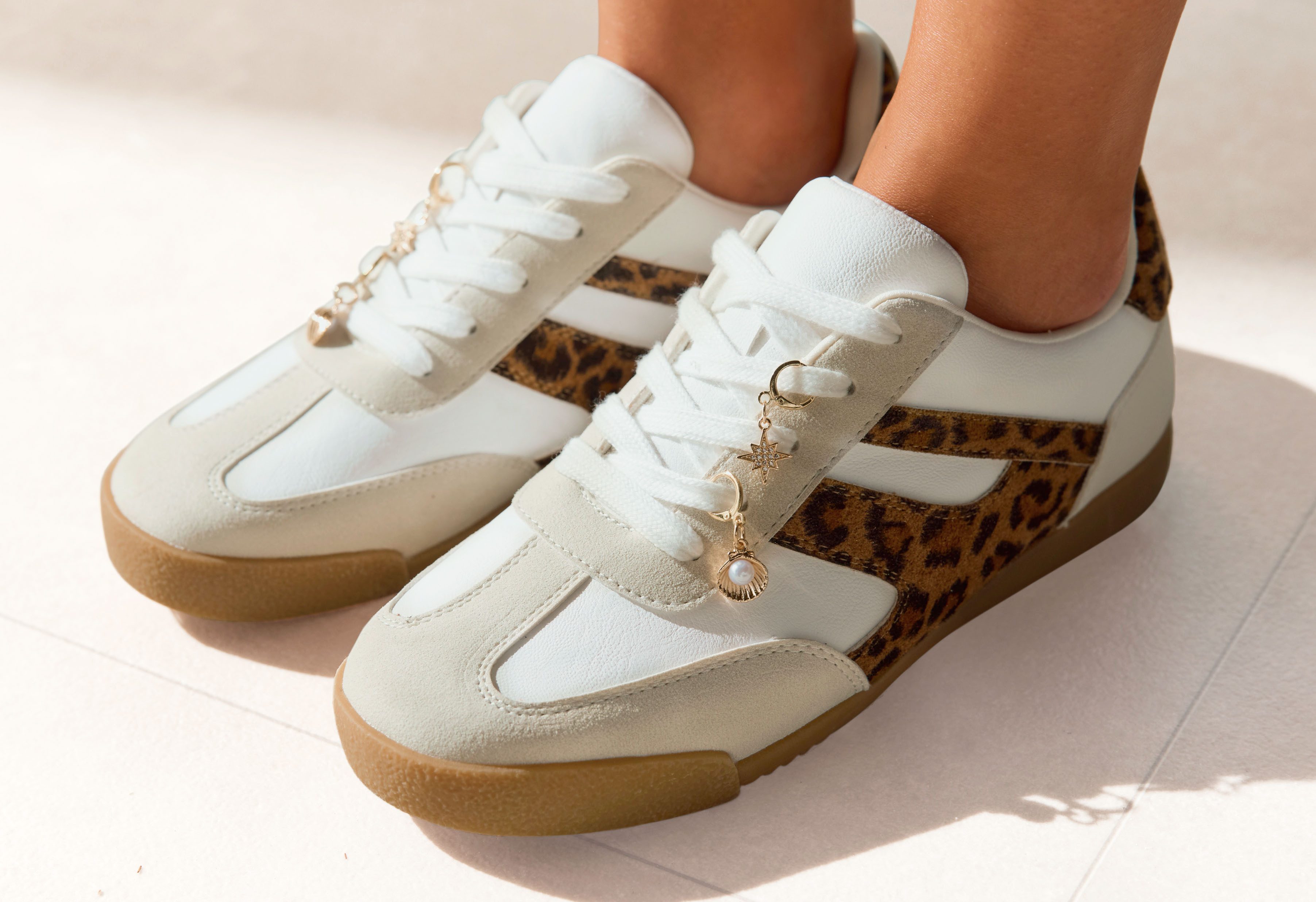 LASCANA Sneaker Schnürhalbschuh, Freizeitschuh mit abnehmbaren Schmucksteinen VEGAN