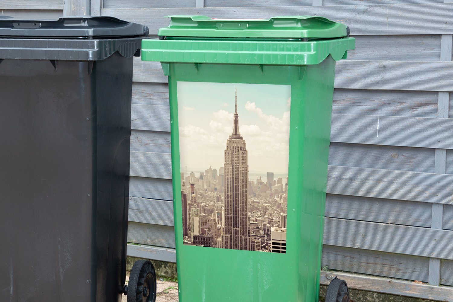 mit Mülleimer-aufkleber, St), Empire State Abfalbehälter auf MuchoWow altmodischen (1 Blick das Building Wandsticker einem Sticker, Container, Thema Mülltonne,
