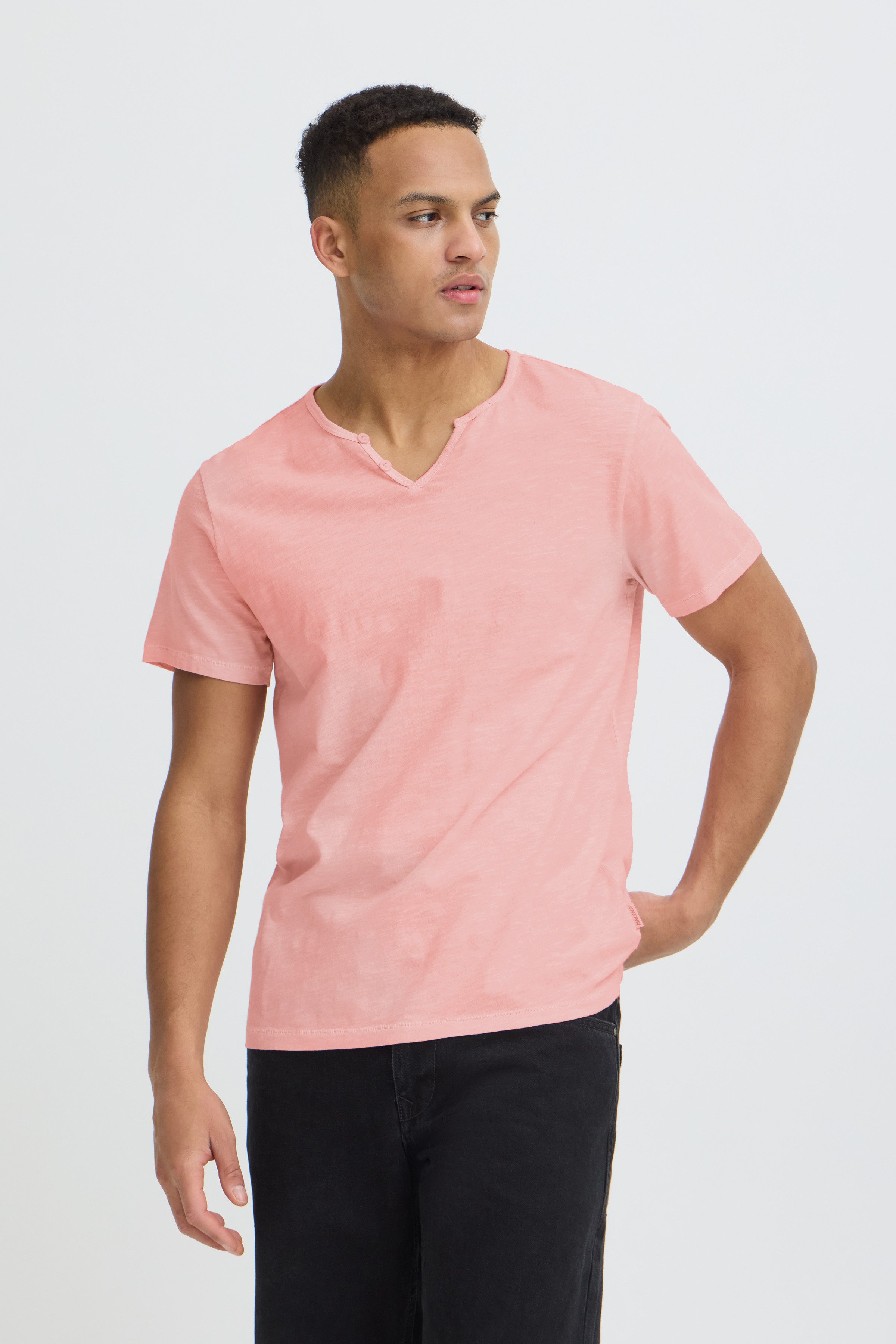 Blend T-Shirt BHAshton split neck tee mit Deko-Knopfdetail am Ausschnitt