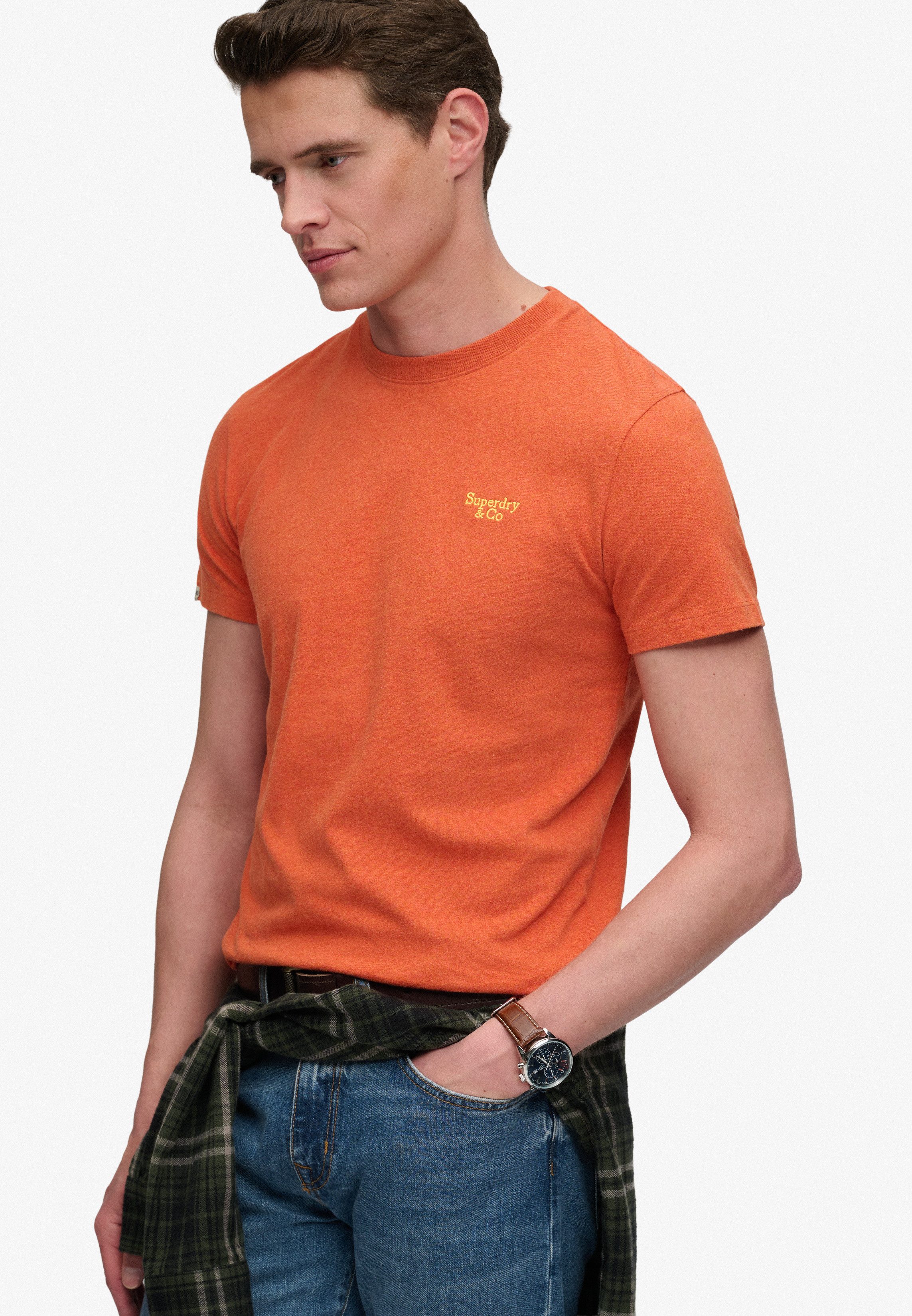 Superdry Rundhalsshirt ESSENTIAL SERIF LOGO EMB TEE Baumwolle, regular fit