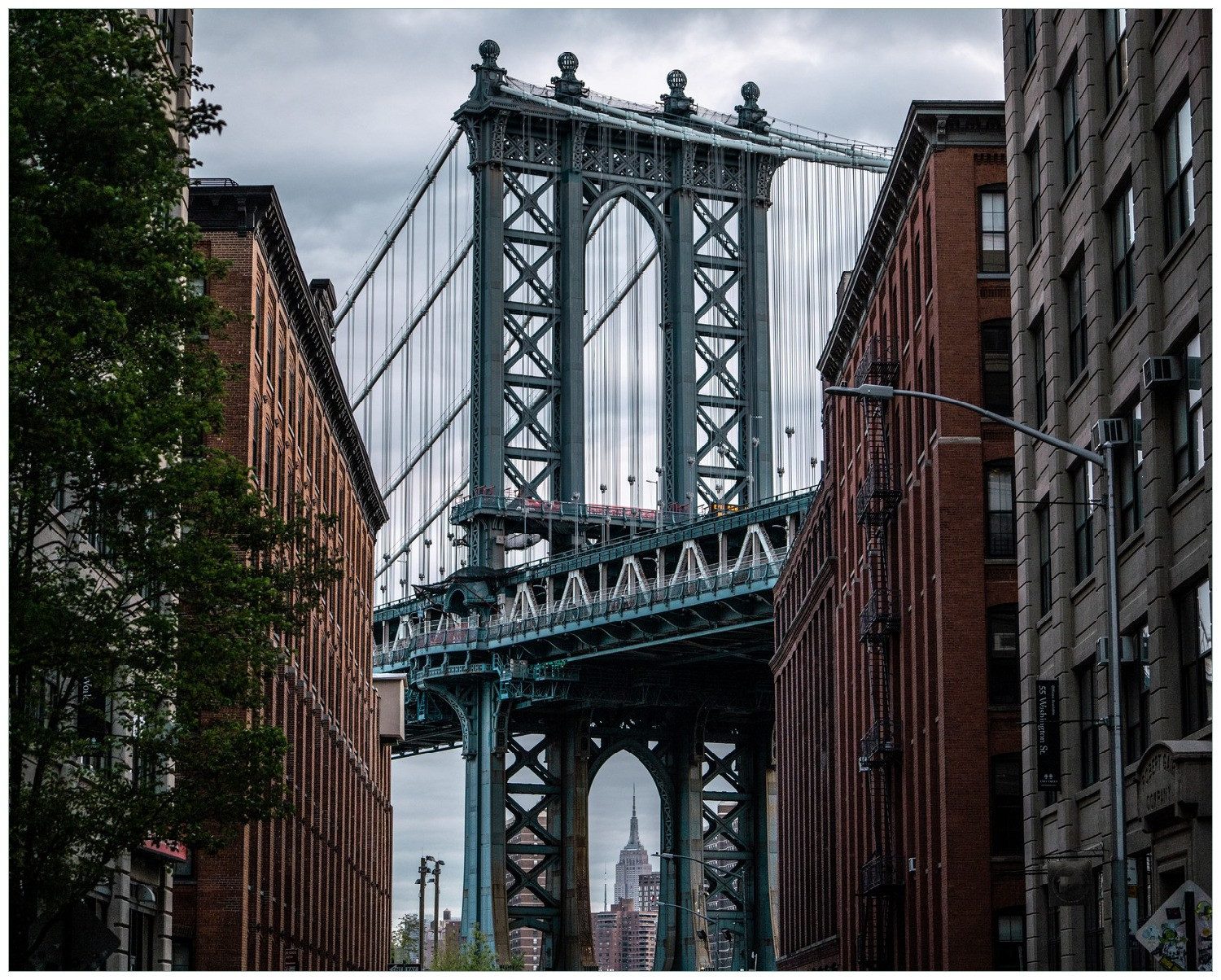 Wallario Poster, Brücke zwischen Häusern, in verschiedenen Ausführungen