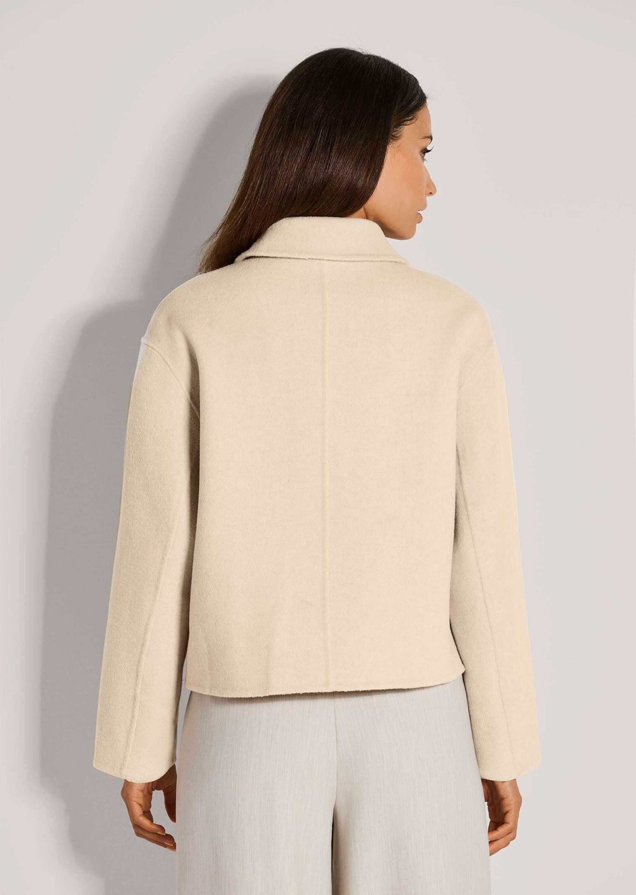 MADELEINE Outdoorjacke Modische Jacke mit asymmetrischem Kragen Gerundete Pattentaschen, Hornknöpfe, Langarm