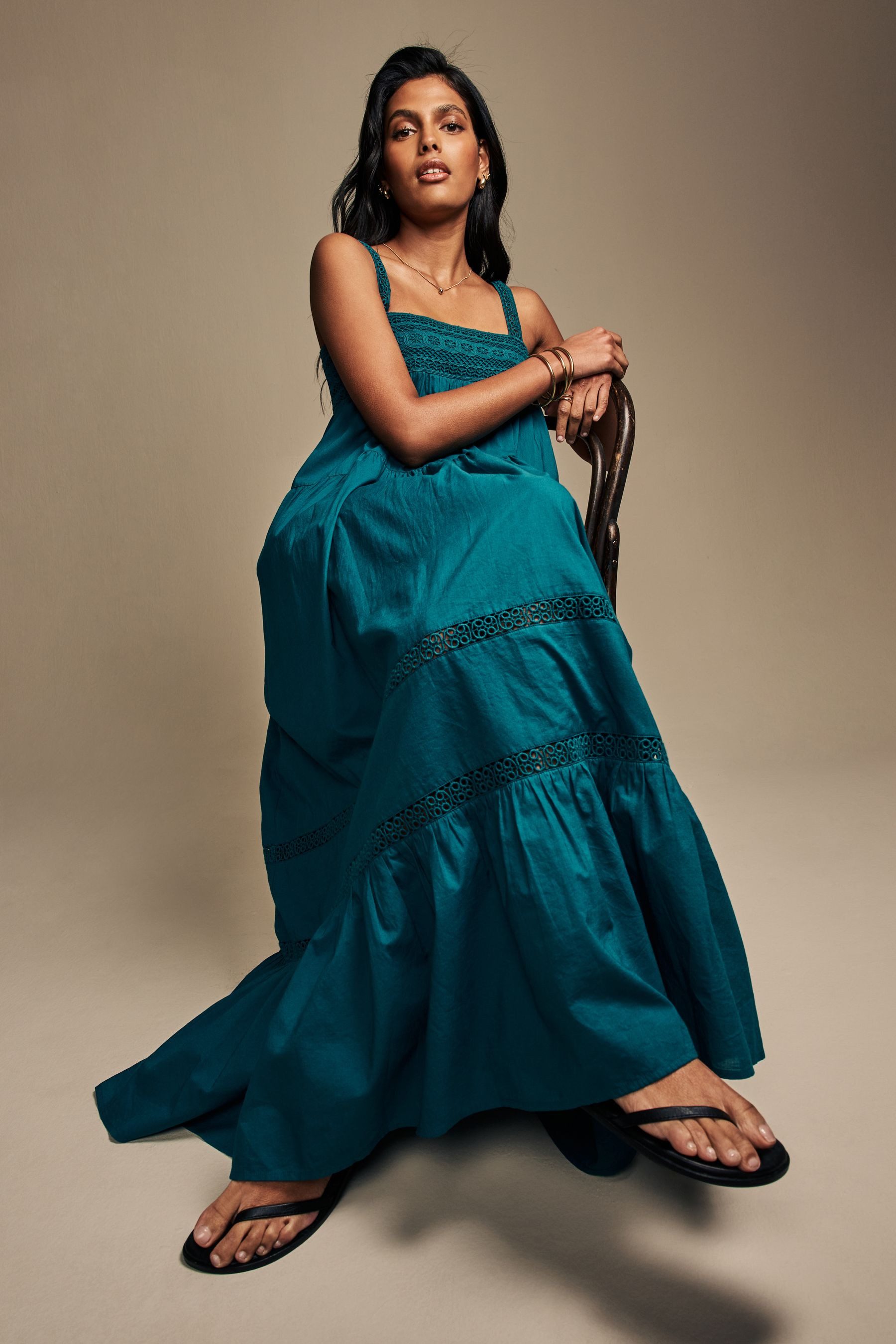 LAURA ASHLEY Maxikleid Laura Ashley Maxikleid mit Spitzenstreifen (1-tlg)