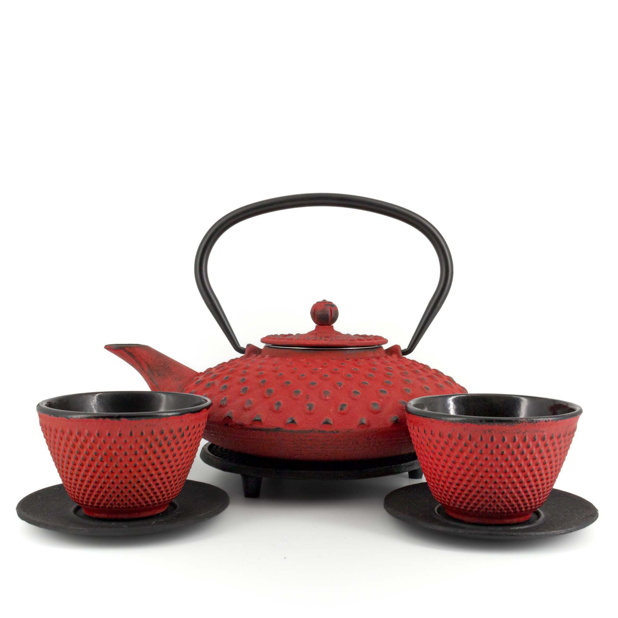 teayumi Teekanne CHIYO Tetsubin Komplett-Set Gusseisenkanne 800 ml Rot, 0.8 l, (Komplett-Set, 9-teilig), mit herausnehmbaren Edelstahlsieb, mit Henkel
