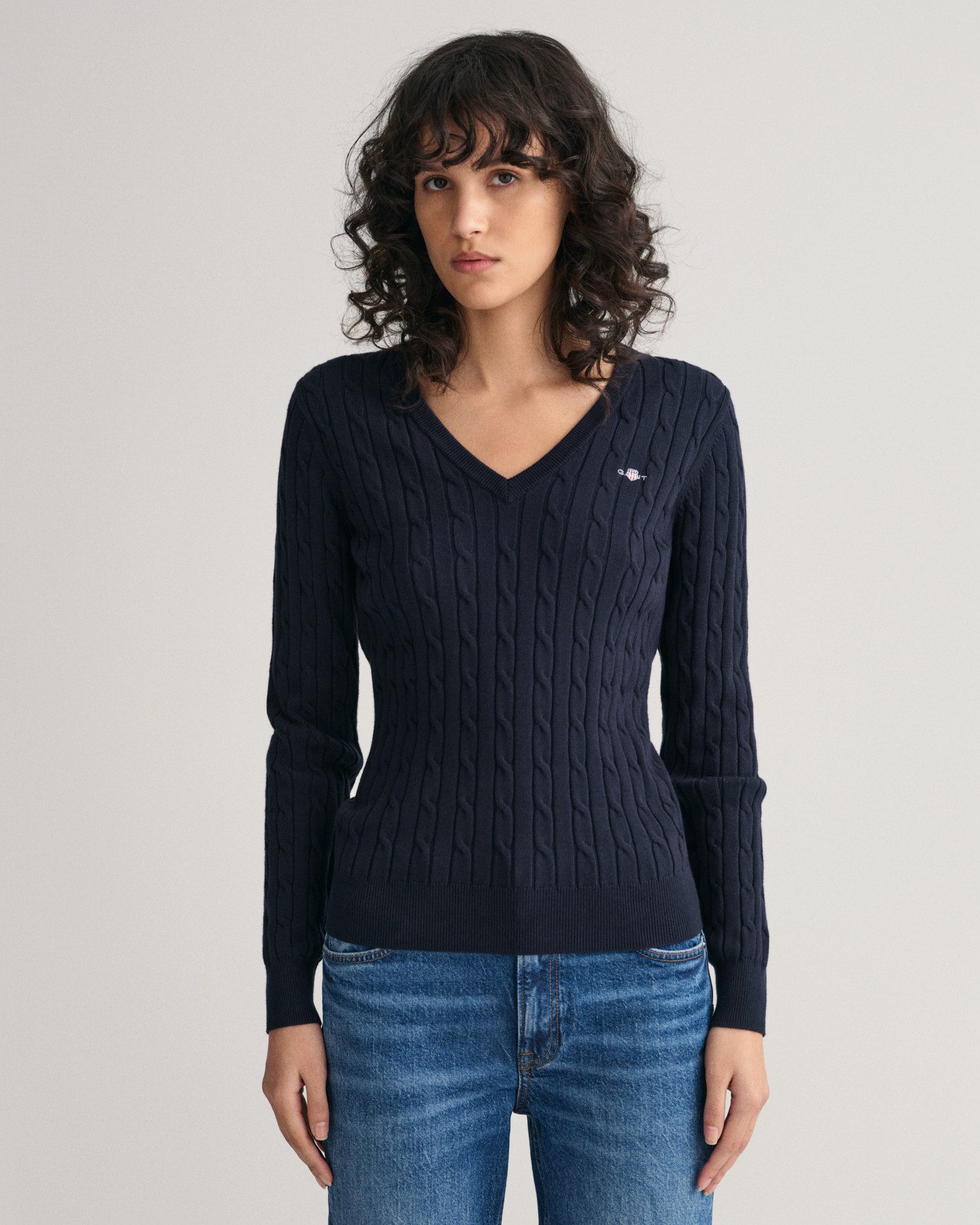 Gant Strickpullover STRETCH COTTON CABLE V-NECK mit Logostickerei auf der Brust