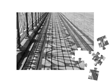 puzzleYOU Puzzle Schattenspiel auf der Uferpromenade, schwarz-weiß, 48 Puzzleteile, puzzleYOU-Kollektionen Fotokunst