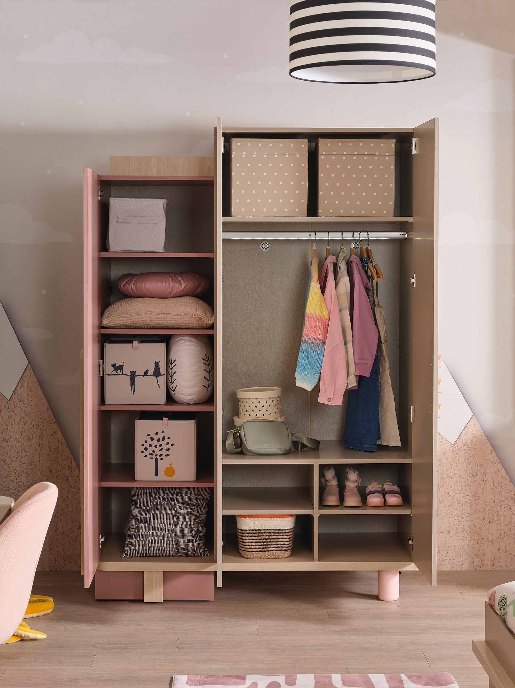 Möbel-Zeit Kleiderschrank NORDIC 3-türig – Beige/Rosa – Inkl. LED-Kleiderstange & Schublade