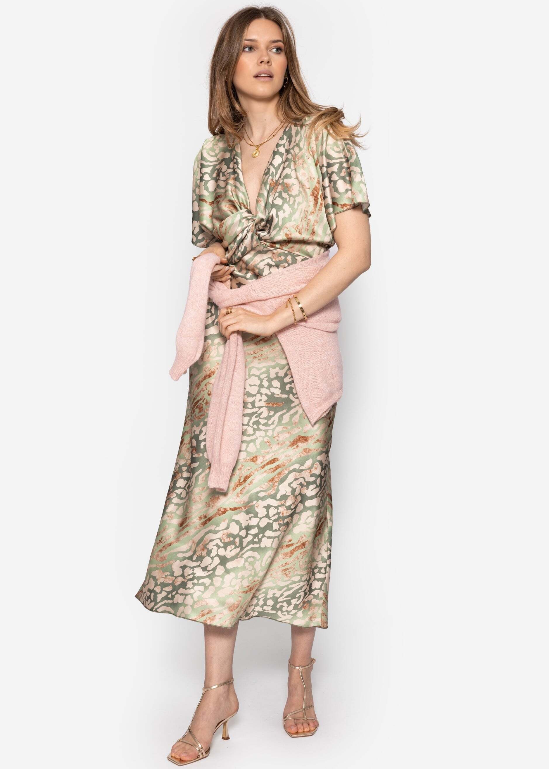 SASSYCLASSY Satinkleid Satin Midikleid mit Animal Print für Damen Langes Kleid in fließender Optik mit Wickel-Look V-Ausschnitt Grün – Bild 4 von 5