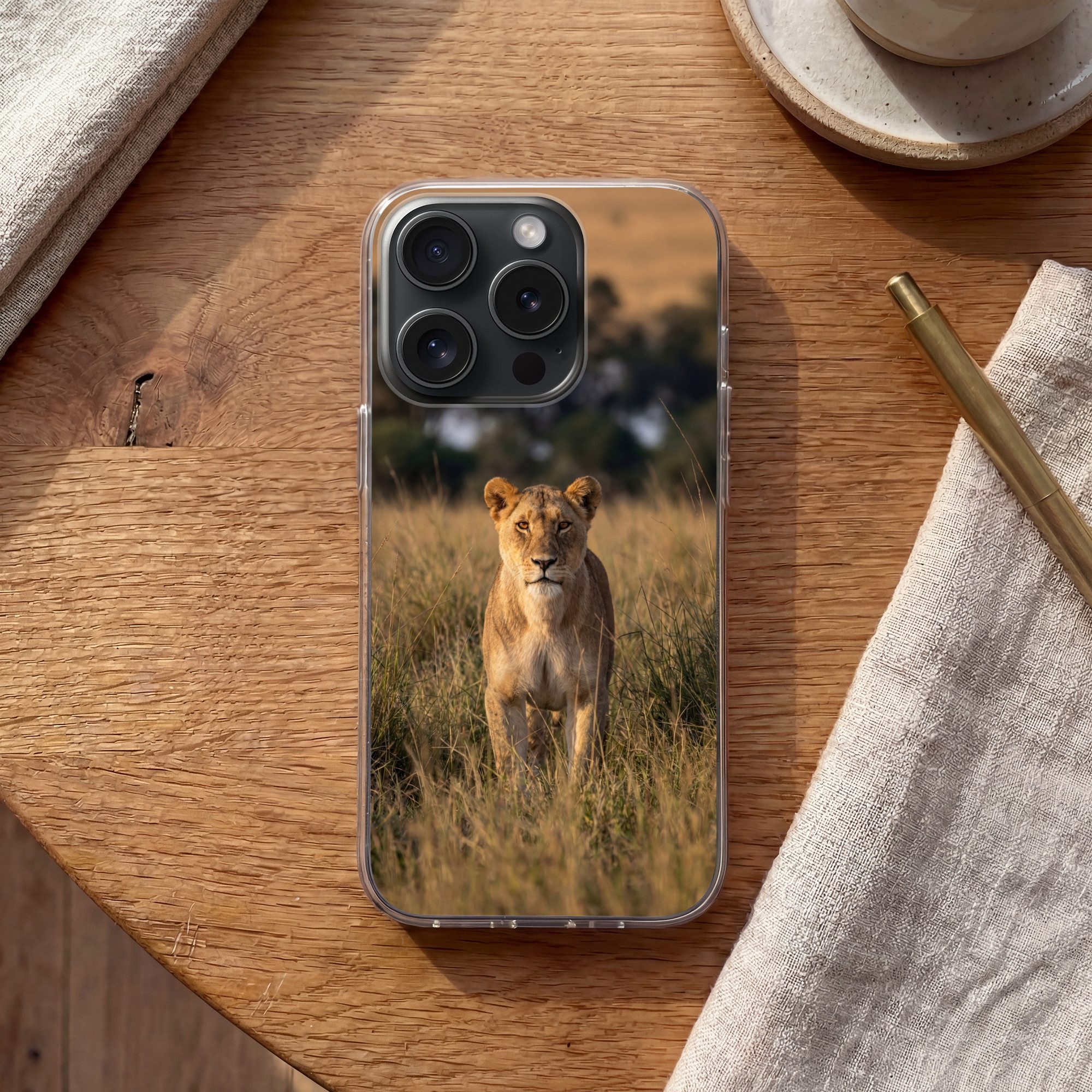 MuchoWow Handyhülle für Apple iPhone 15 Pro Löwin - Gras - Gelb, Smartphone-Bumper, Print, Handy Schutzhülle Dünn