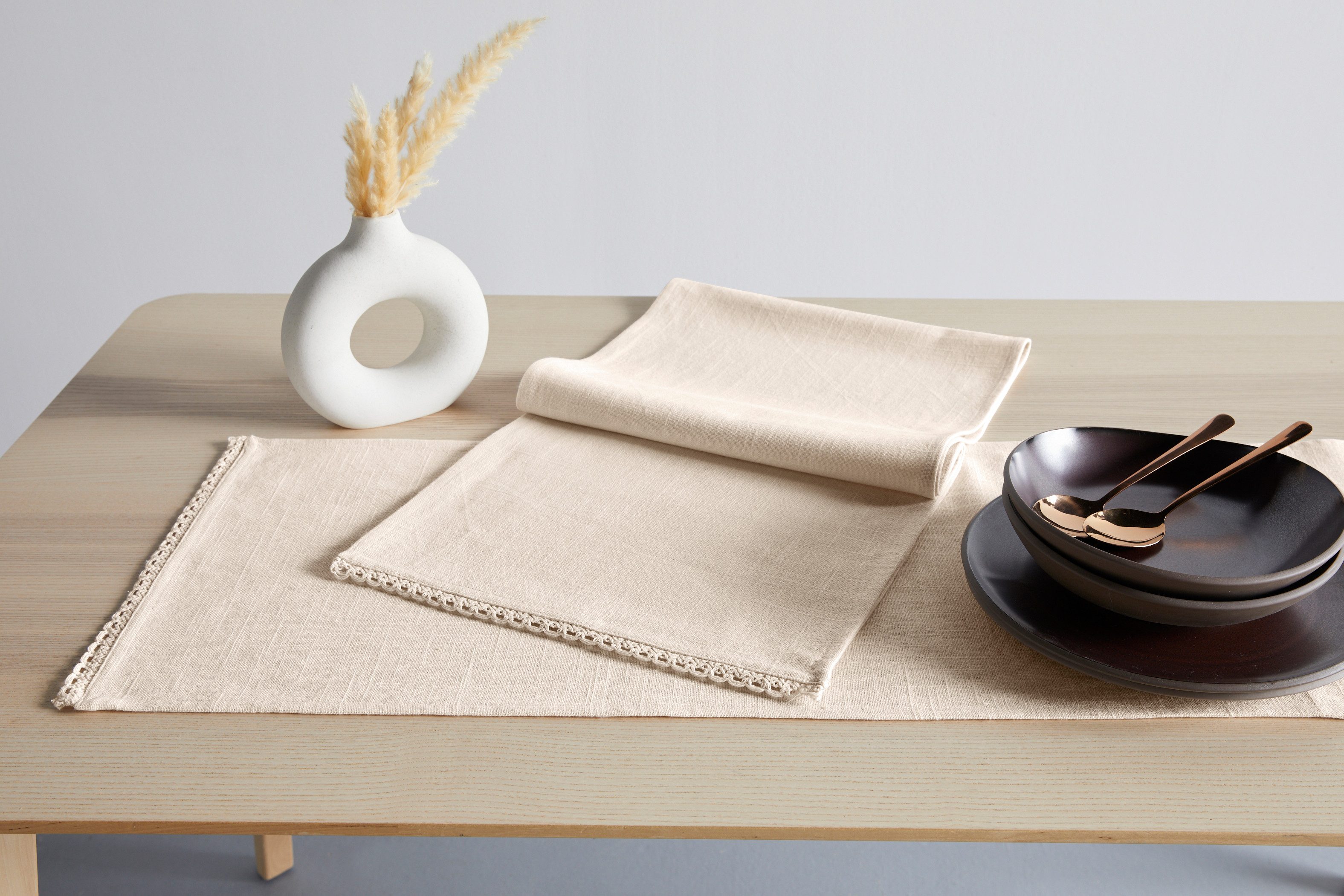 OTTO home Tischläufer Elyna (1-tlg, 1 Stück), uni, mit schöner Spitze, weiche Haptik, leicht strukturiert, 150x35cm – Bild 4 von 4