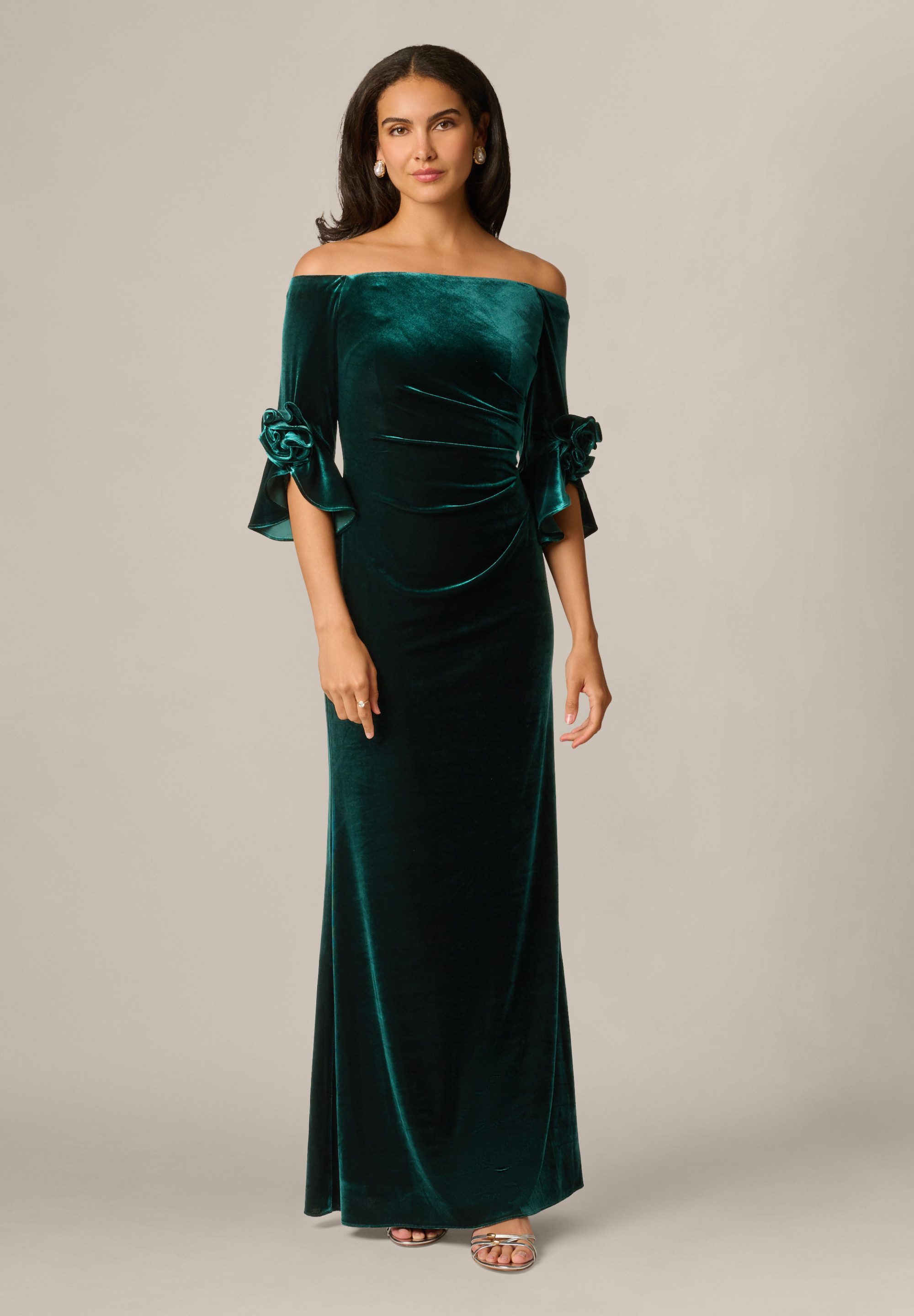Adrianna Papell Abendkleid Off Shoulder Velvet Gown Formbetontes und maßgeschneidertes Abendkleid aus weichem Samt