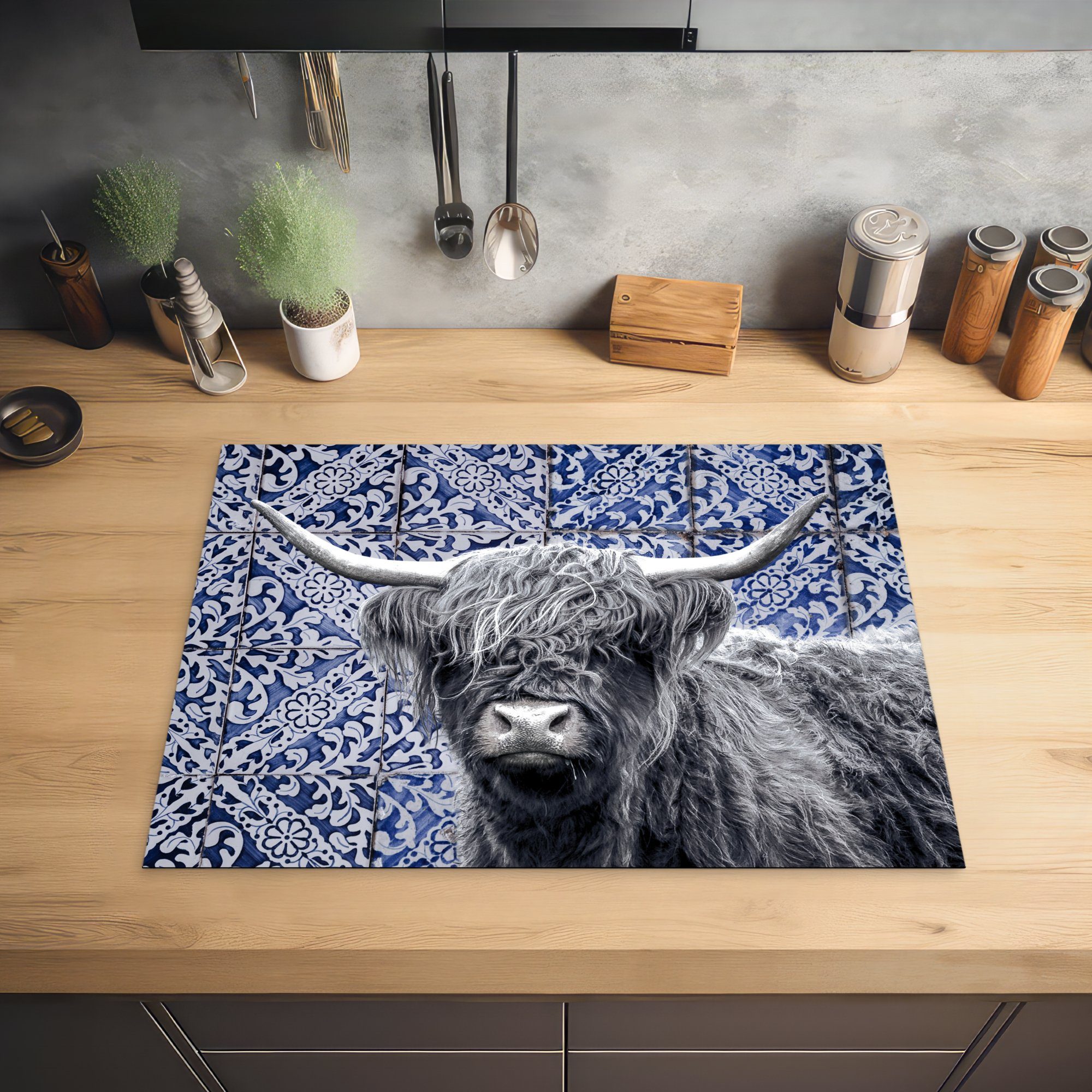 (1 Delfter MuchoWow Schutz für - die Weiß, Schottischer 71x52 Highlander Schwarz Herdblende-/Abdeckplatte - Vinyl, tlg), küche, Induktionskochfeld Blau cm, - Ceranfeldabdeckung