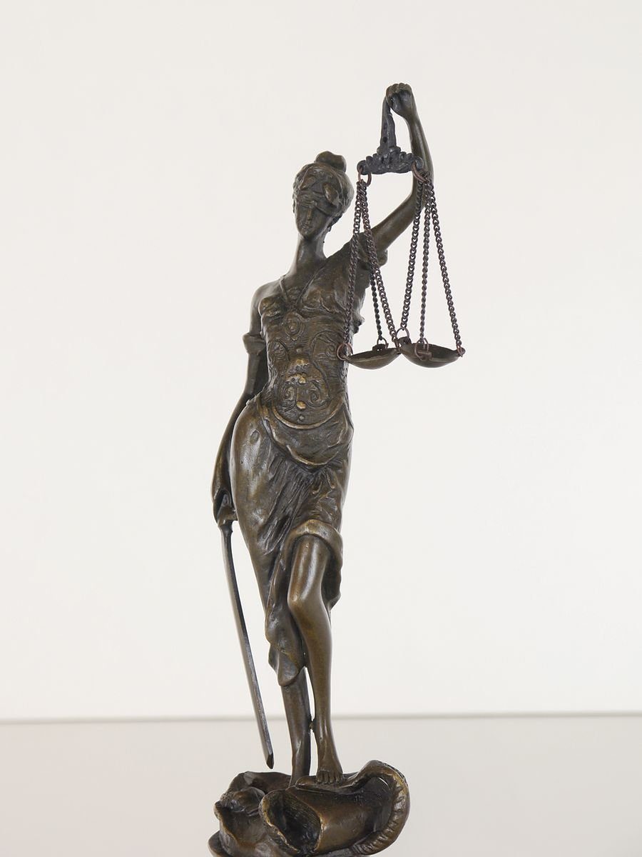 AFG Dekoobjekt Bronze-Skulptur: Ausdrucksstarke Justitia auf edlem Marmor