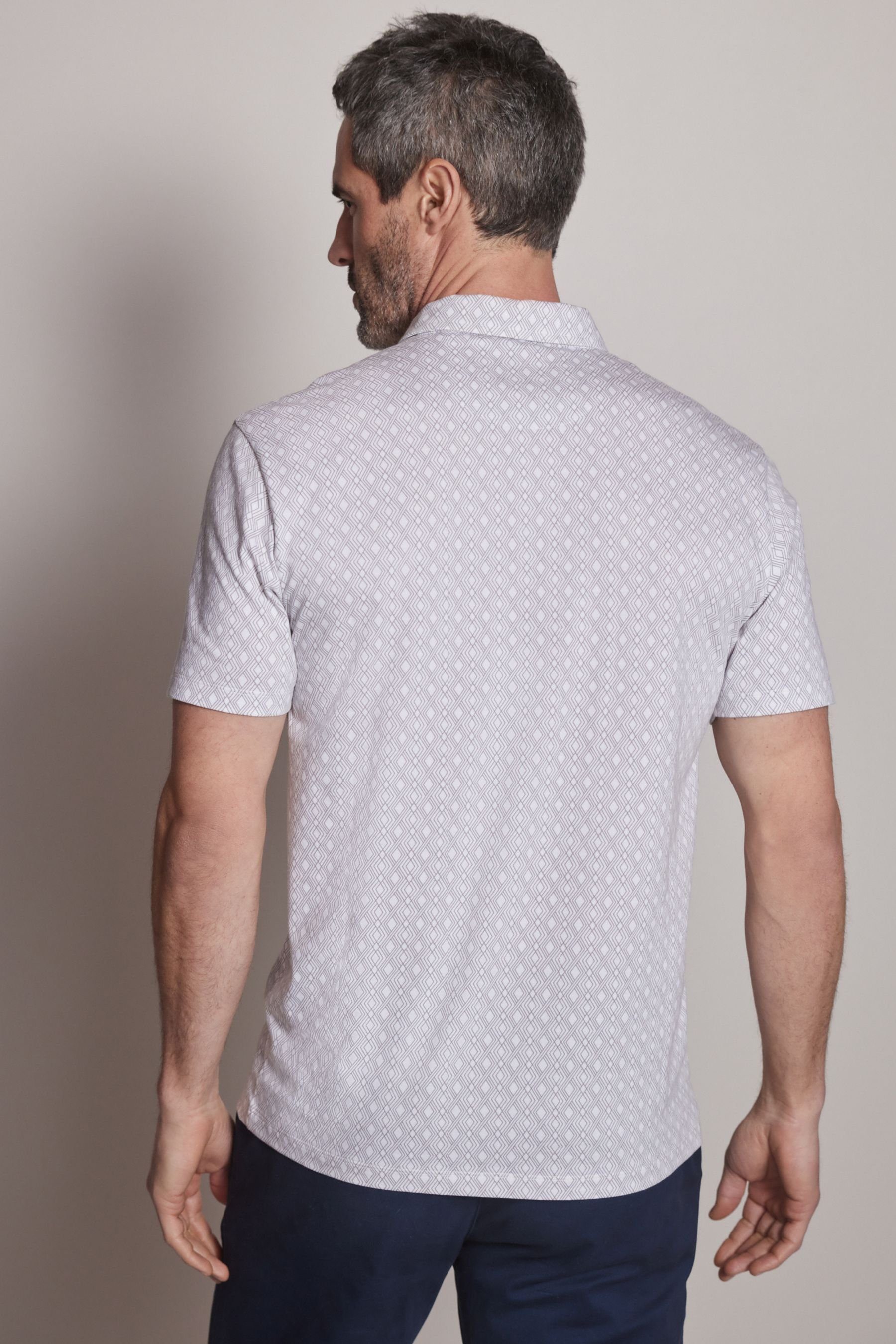 (1-tlg) White/Grey Geoprint Diamond Poloshirt mit Polo-Shirt Next
