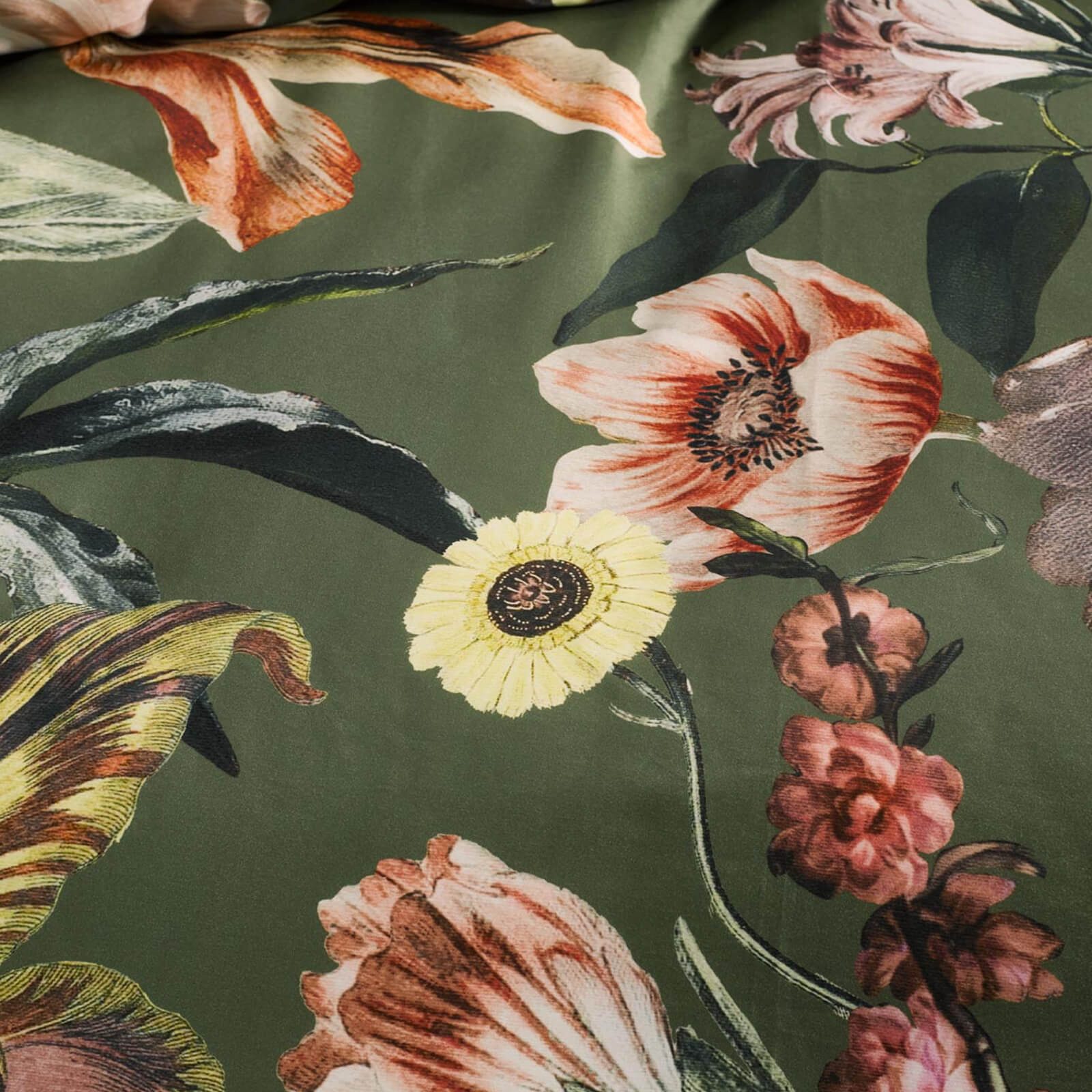 Essenza Bettwäsche Filou Forest Green Satin, Satin, 2 teilig, Blumen, Rosen, Dahlien, Punkte – Bild 5 von 5