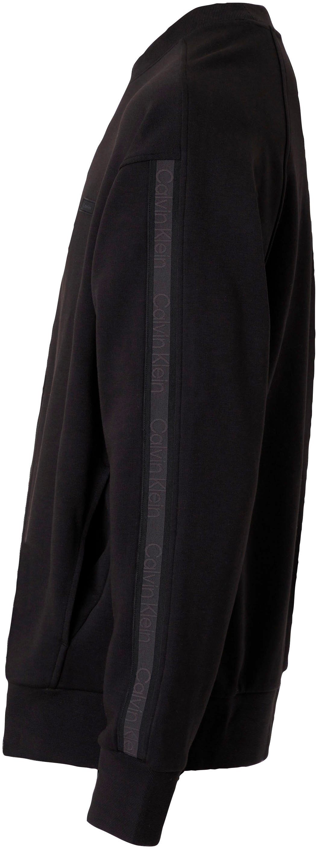 Calvin Ärmel Klein Sweatshirt schwarz COMFORT Logo-Streifen SWEATSHIRT mit am TAPE LOGO