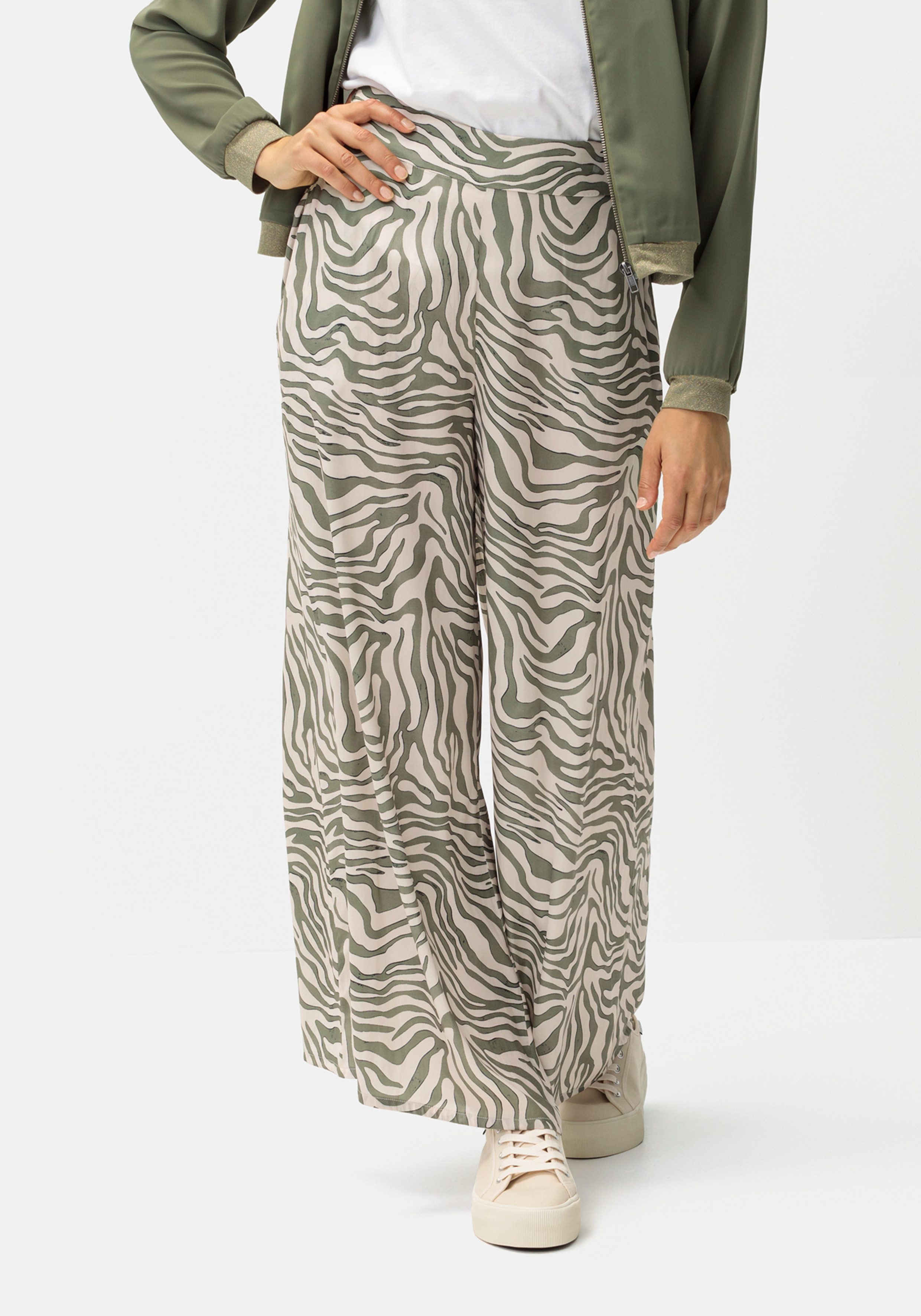 LASCANA Webhose mit extra weitem Bein aus softer Satinqualität aus Satin mit Animaldruck, luftige Stoffhose mit Taschen, Strandhose