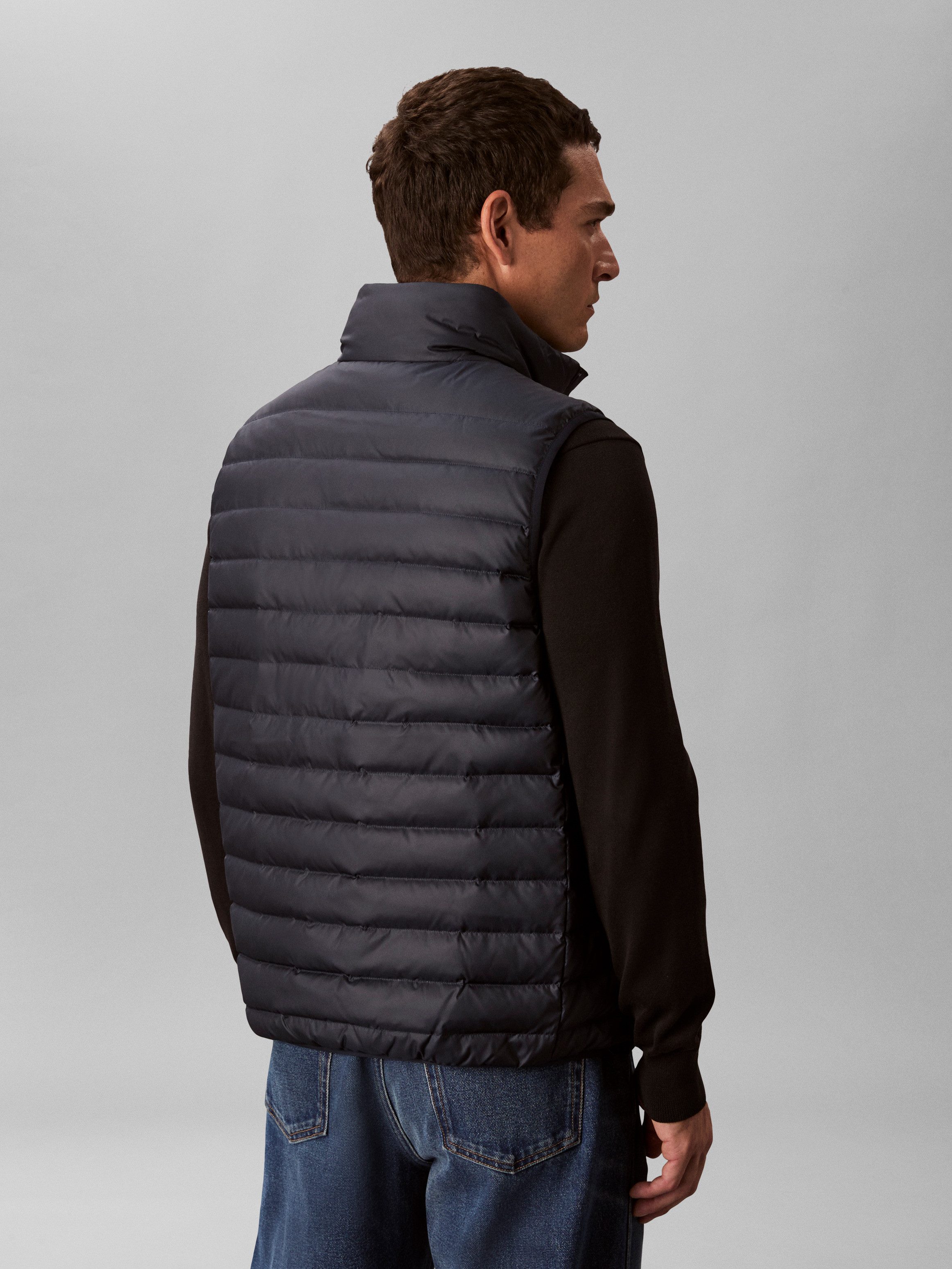 Calvin Klein Steppweste SLVLSS LT WT NYLON PUFFER VEST Mit Rundhalsausschnitt
