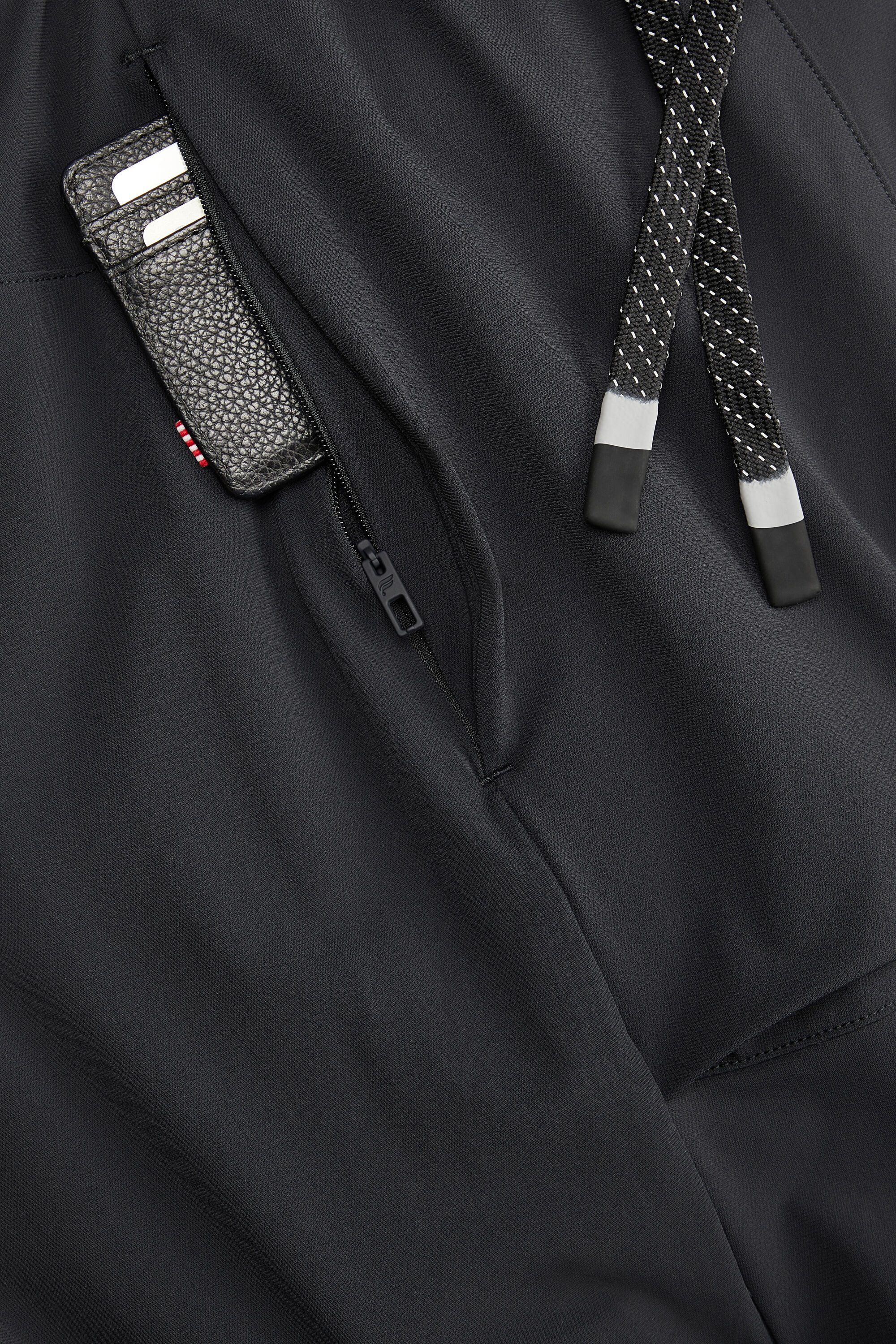 Fabletics Trainingshose The One Jogger (1-tlg) aus Performance-Stoff und mit Reißverschlusstaschen