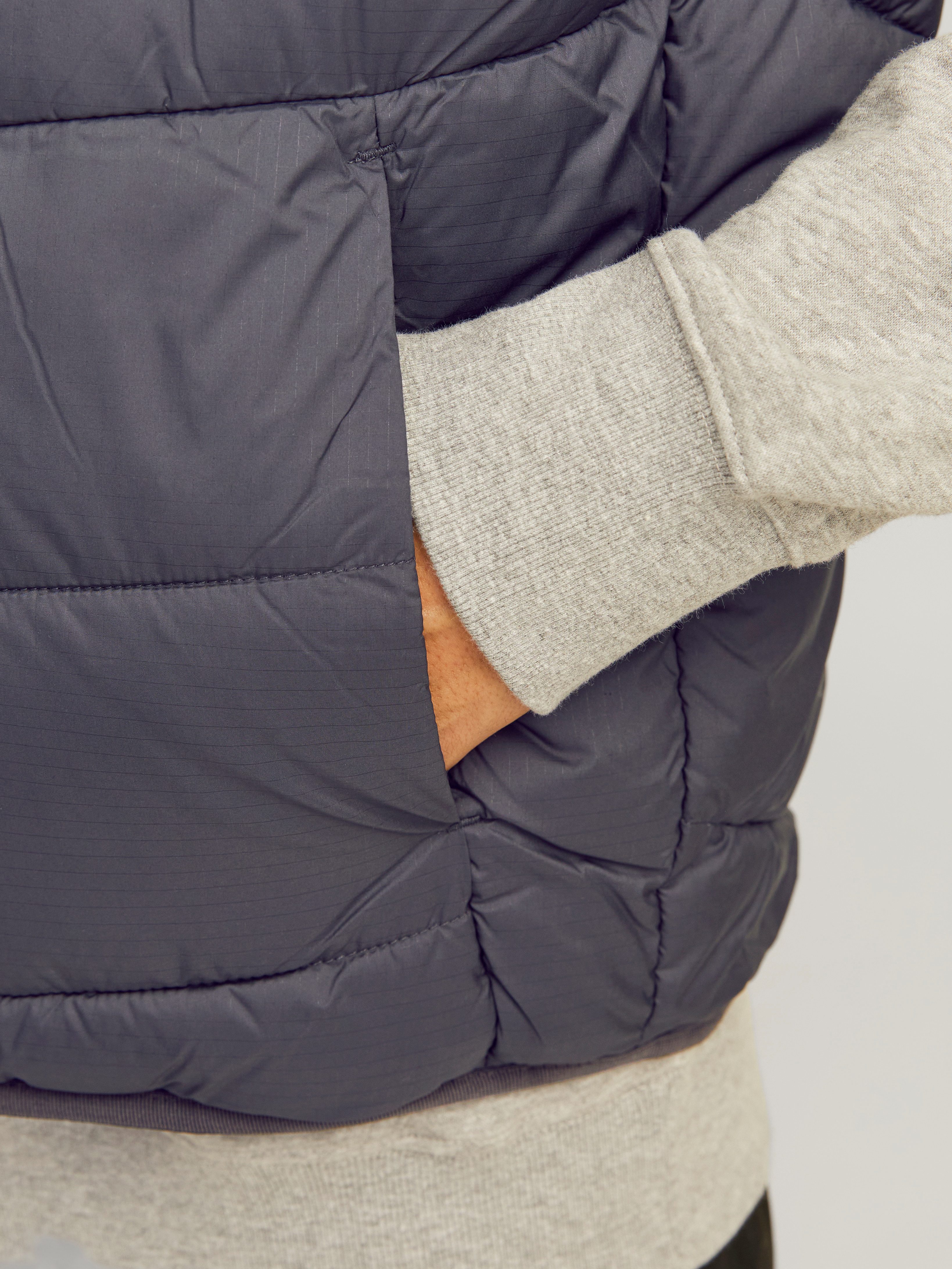 Jack & Jones Steppweste JJESTATE Praktische Weste mit Beutel, ideal für unterwegs unifarben, modisch, regular fit, Polyester