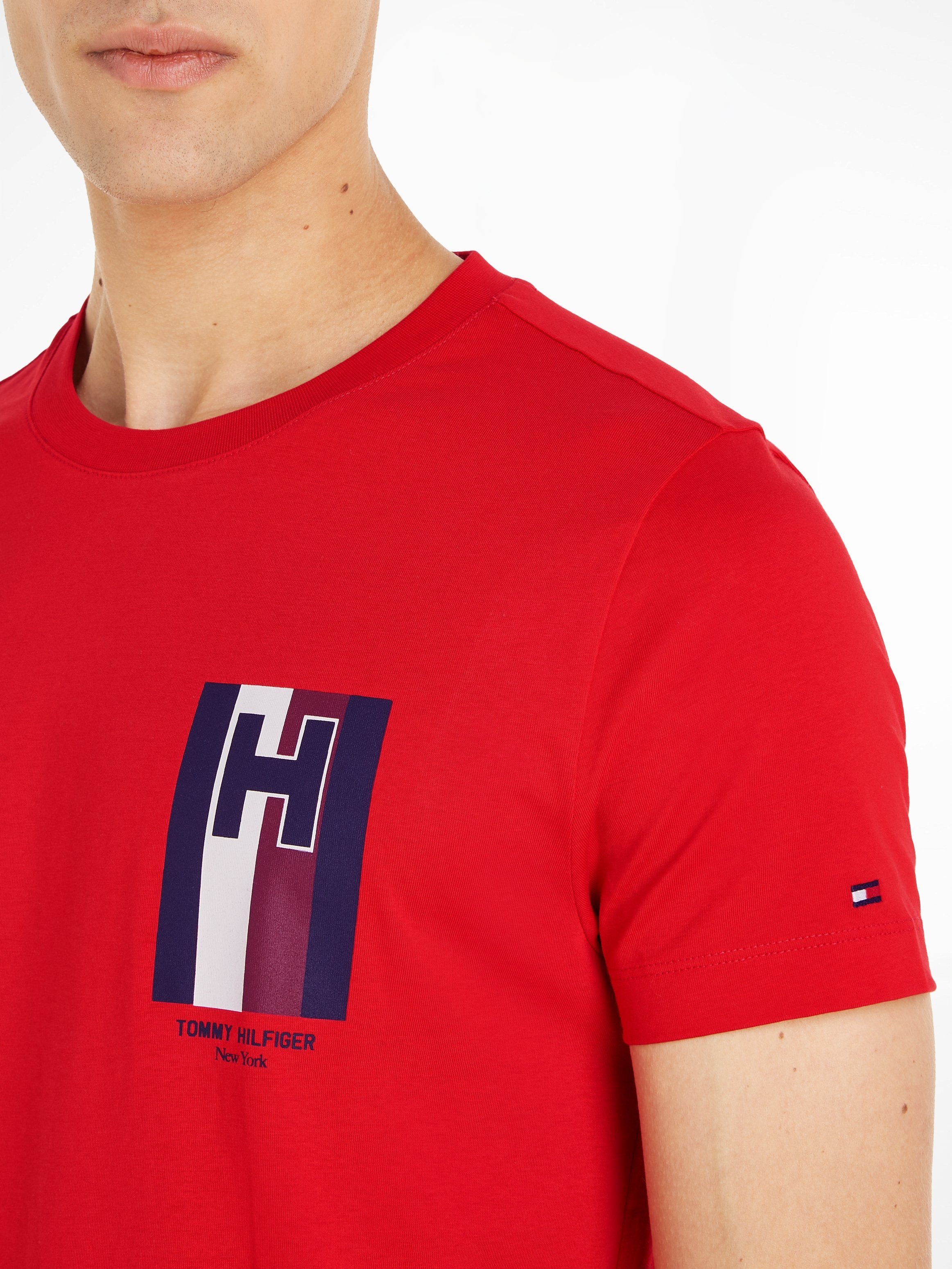 TEE Red gedrucktem mit Logo Hilfiger H Fierce T-Shirt Tommy EMBLEM