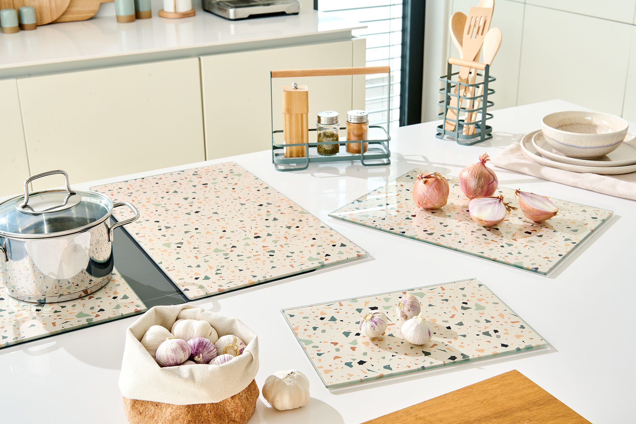 Zeller Present Schneidebrett Herdabdeck-/Schneideplatten-Set "Terrazzo", 2-tlg., Sicherheitsglas, (2-St., Terrazzo, Sicherheitsglas), Moderne Platte aus Sicherheitsglas