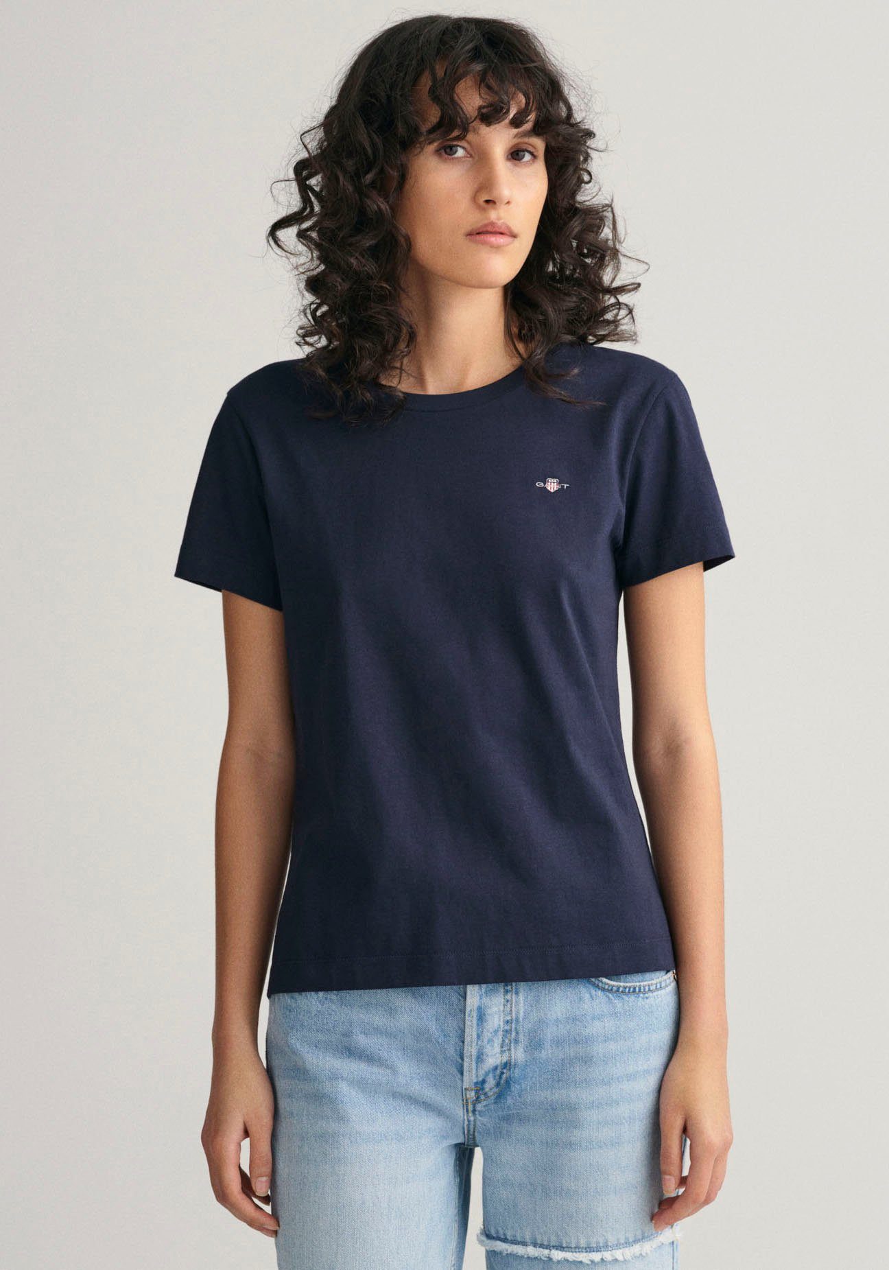 Gant T-Shirt REG SHIELD KA T-SHIRT mit einer kleinen aufgestickten Wappen-Grafik auf der Brust Evening blue