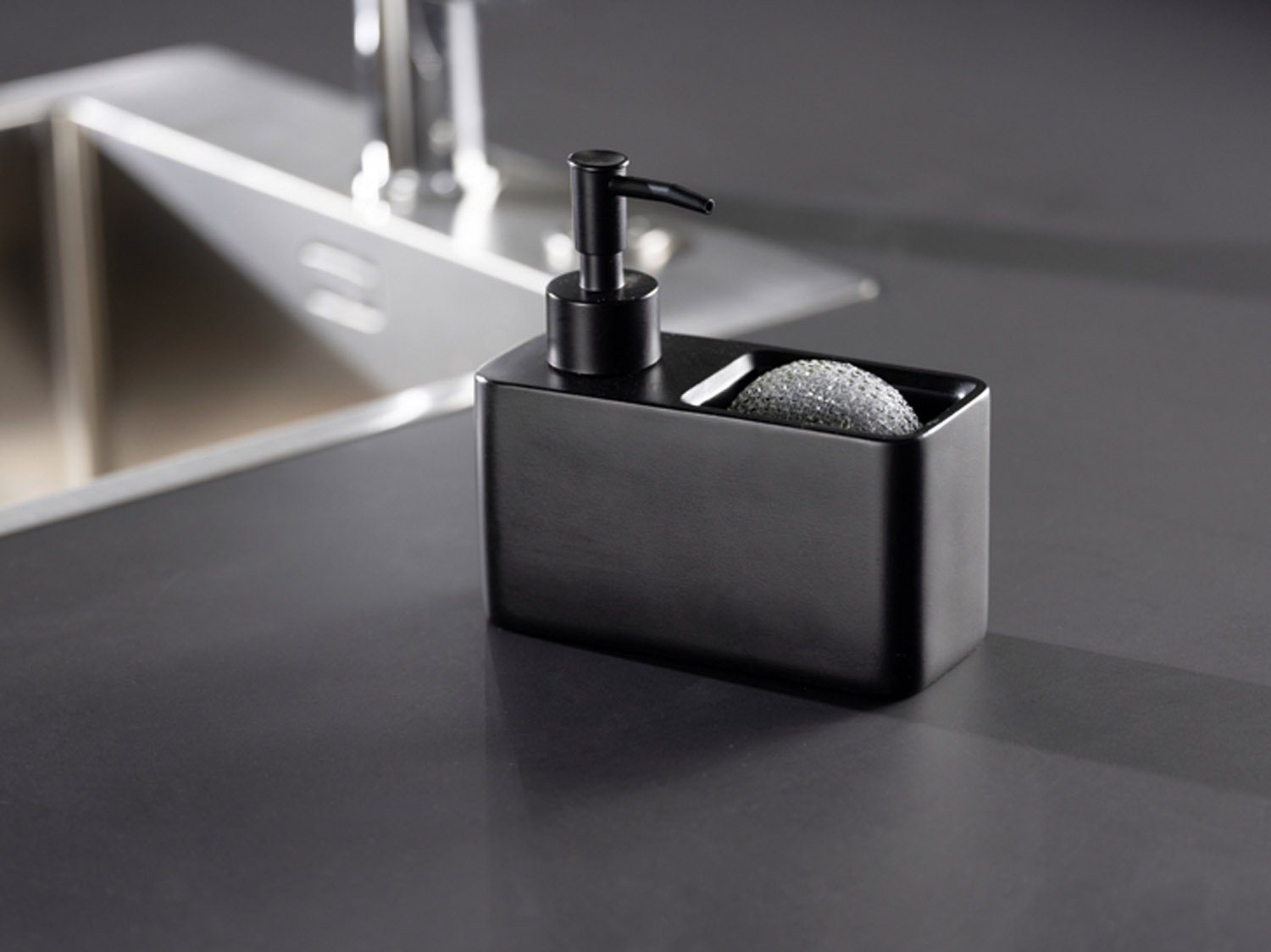 WENKO Spülmittelspender Geschirrspül-Set 2-teilig RESA, Schwarz, B 14,5 cm, Kunststoff, Polyresin, für 150 ml