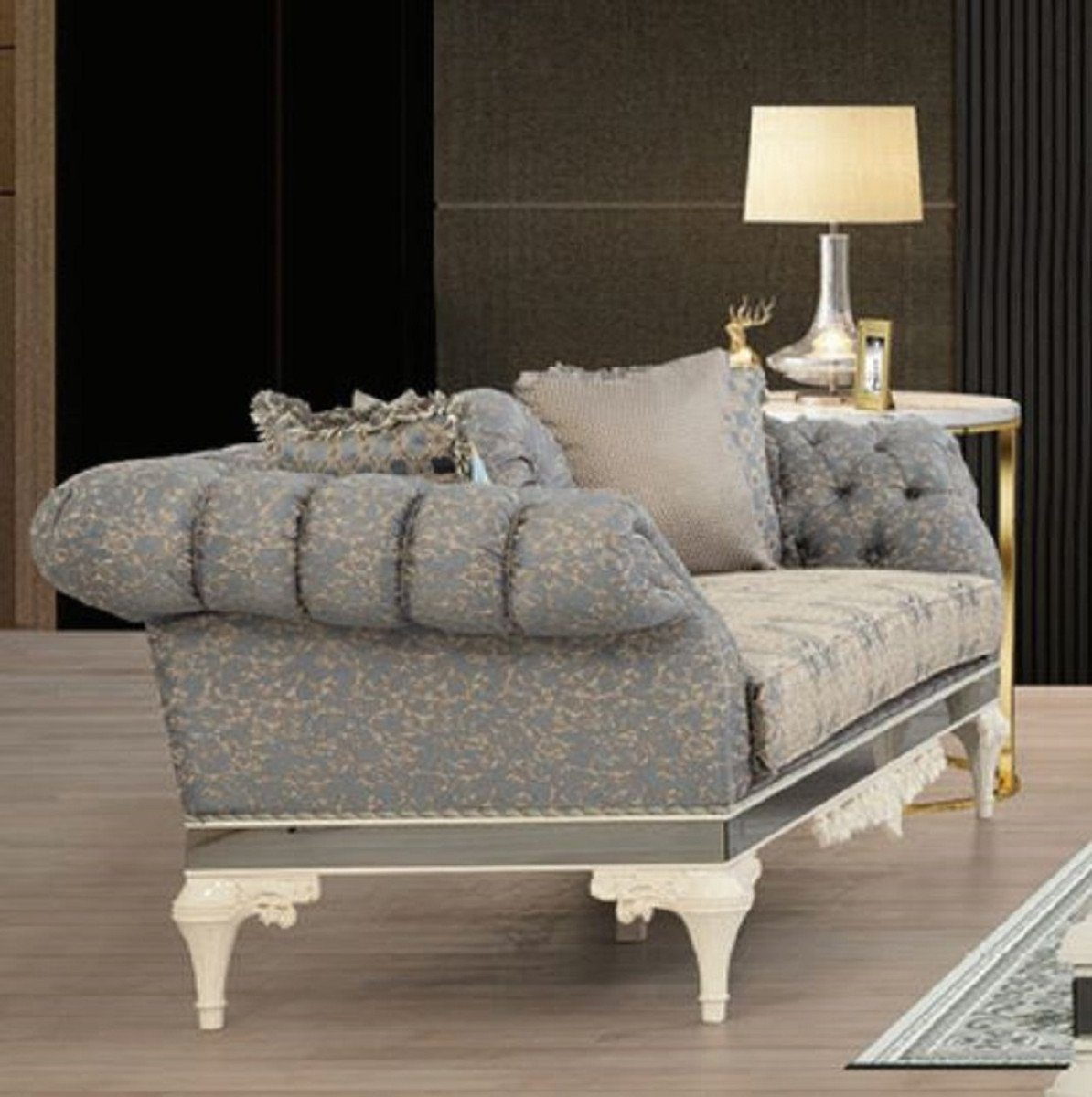 Casa Padrino Chesterfield-Sofa Luxus Barock Chesterfield Sofa Grau / Beige / Weiß - Prunkvolles Wohnzimmer Sofa mit dekorativen Kissen - Barock Wohnzimmer Möbel