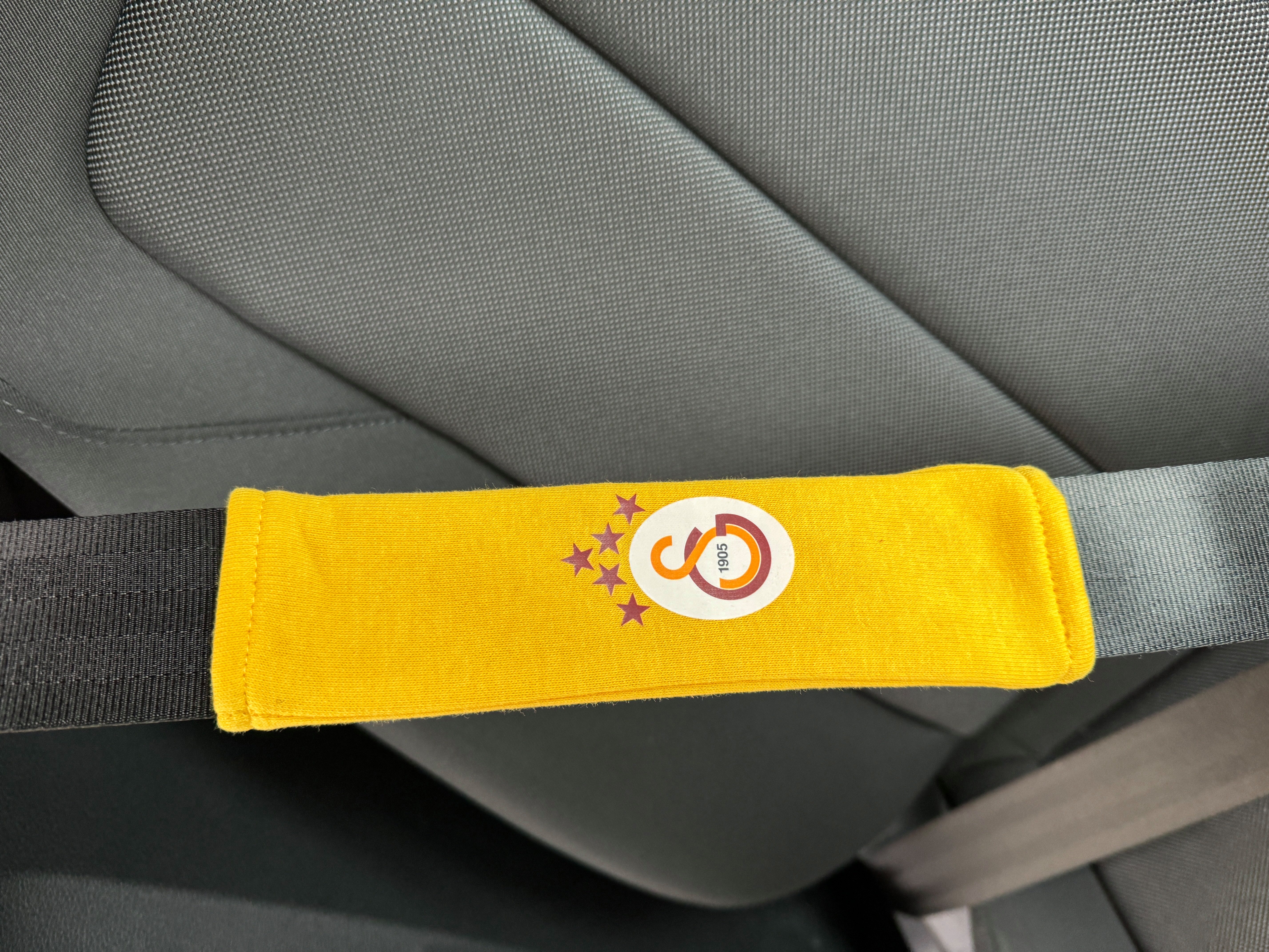 Stelby Gurtpolster Galatasaray Auto Schulterpolster für Sicherheitsgurt, (einzeln, 2er Set oder 4er Set, 2 St), weiche Polsterung, vielseitig einsetzbar