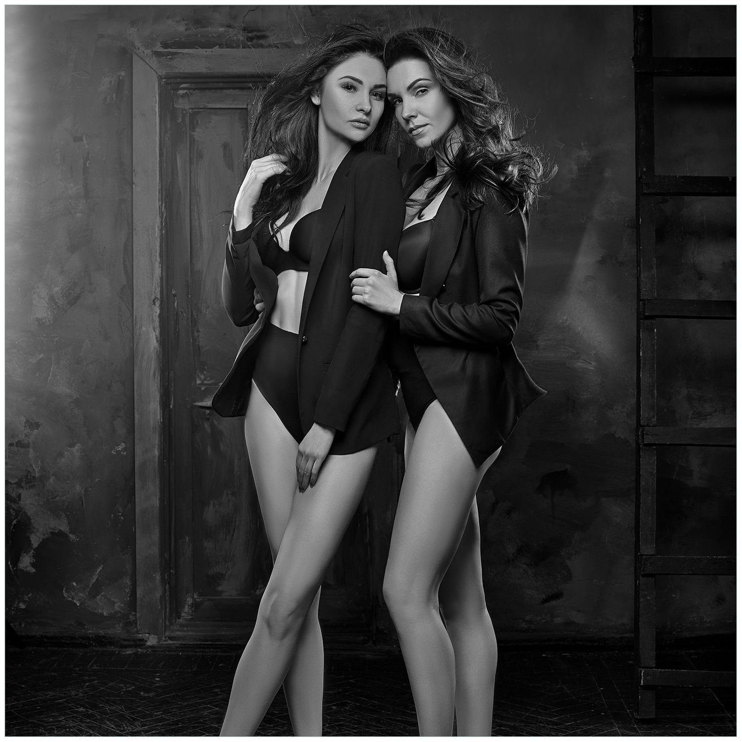 Wallario Acrylglasbild, Lesben-Erotik: Zwei sexy Damen als elegant  gekleidete Schönheiten, in verschiedenen Ausführungen