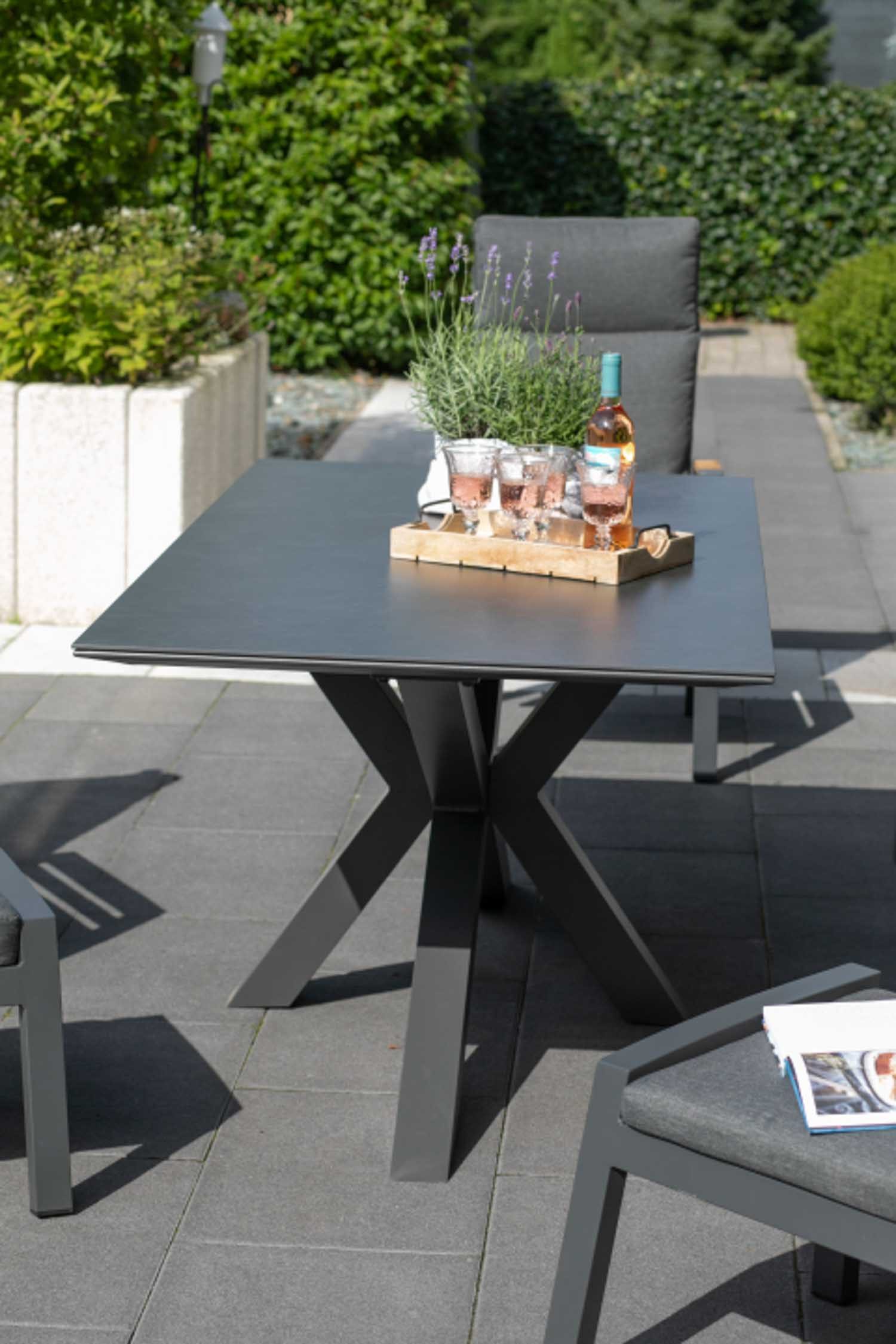 MR.DEKO Gartentisch Malaga 200x90 cm Aluminium Keramik dunkelgrau Tisch Outdoor (Mit X-Gestell & Keramik-Tischplatte – stilvoller Esstisch für Outdoor, 1-St), K – Bild 5 von 5