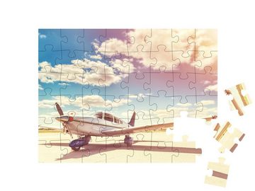 puzzleYOU Puzzle Parkendes Propellerflugzeug, 48 Puzzleteile, puzzleYOU-Kollektionen Flugzeuge
