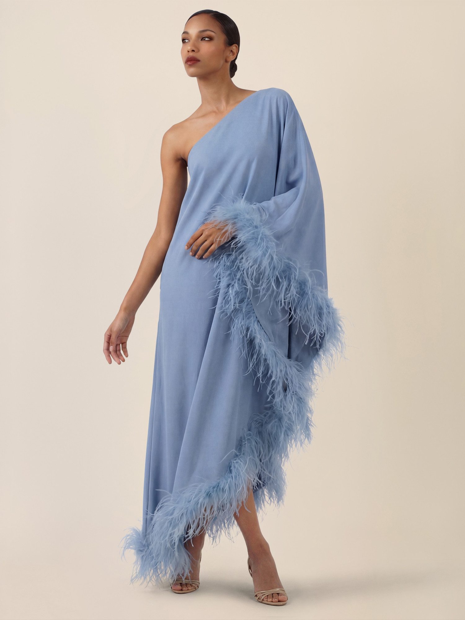 Apart Abendkleid mit Federn