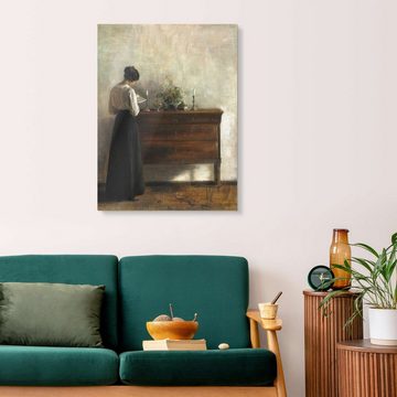 Posterlounge Acrylglasbild Carl Holsøe, Porträt einer Lesenden Frau vor einer Kommode, Wohnzimmer Malerei