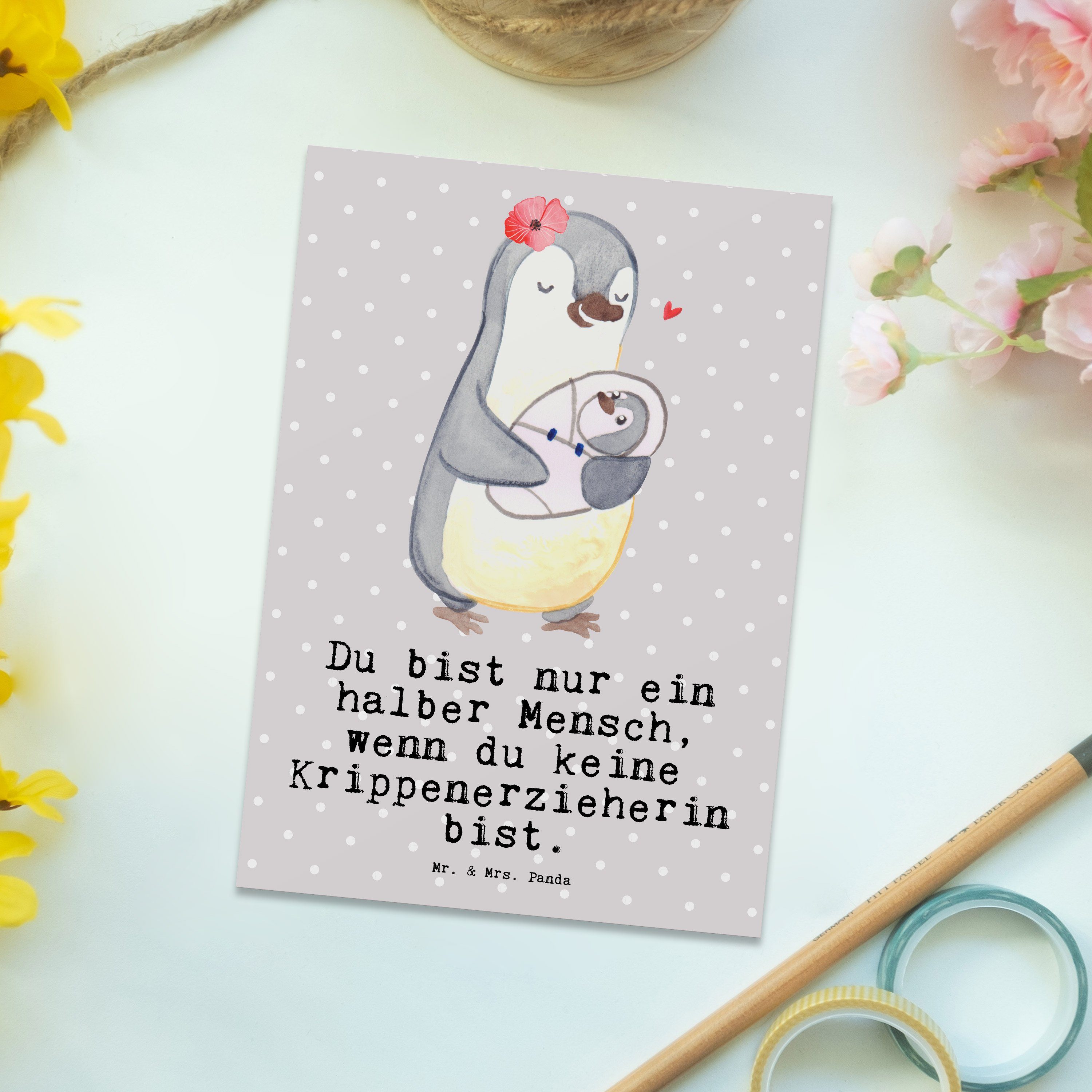 Mr. & Mrs. Panda Postkarte Krippenerzieherin mit Herz - Grau Pastell - Geschenk, Pädagogin, Einl