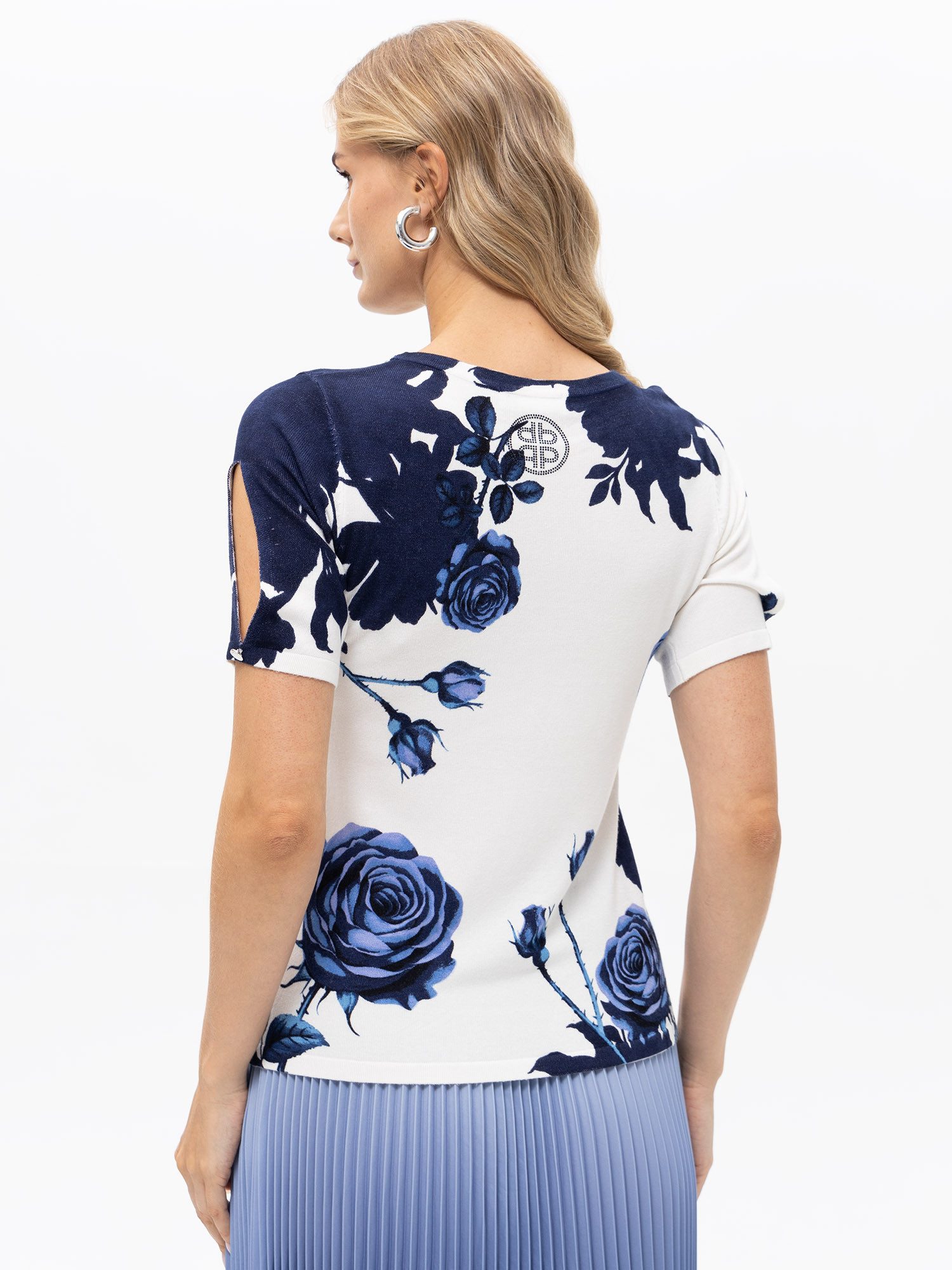 Passioni T-Shirt mit Rosenprint und Glitzersteinen Strickshirt in Weiß mit blauen Blumen – Bild 5 von 5