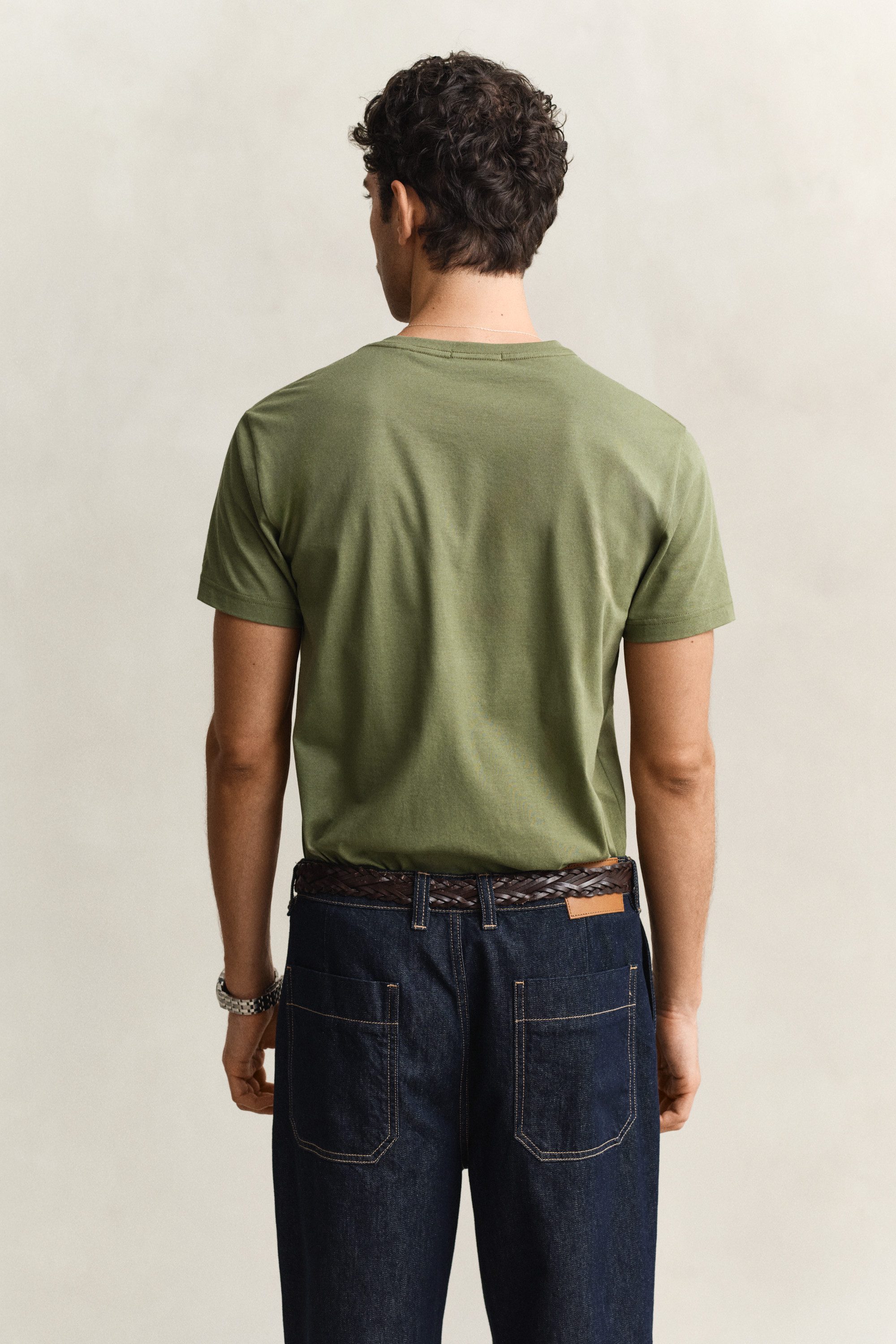 Gant T-Shirt SLIM SHIELD V-NECK T-SHIRT mit einer kleinen Logostickerei auf der Brust