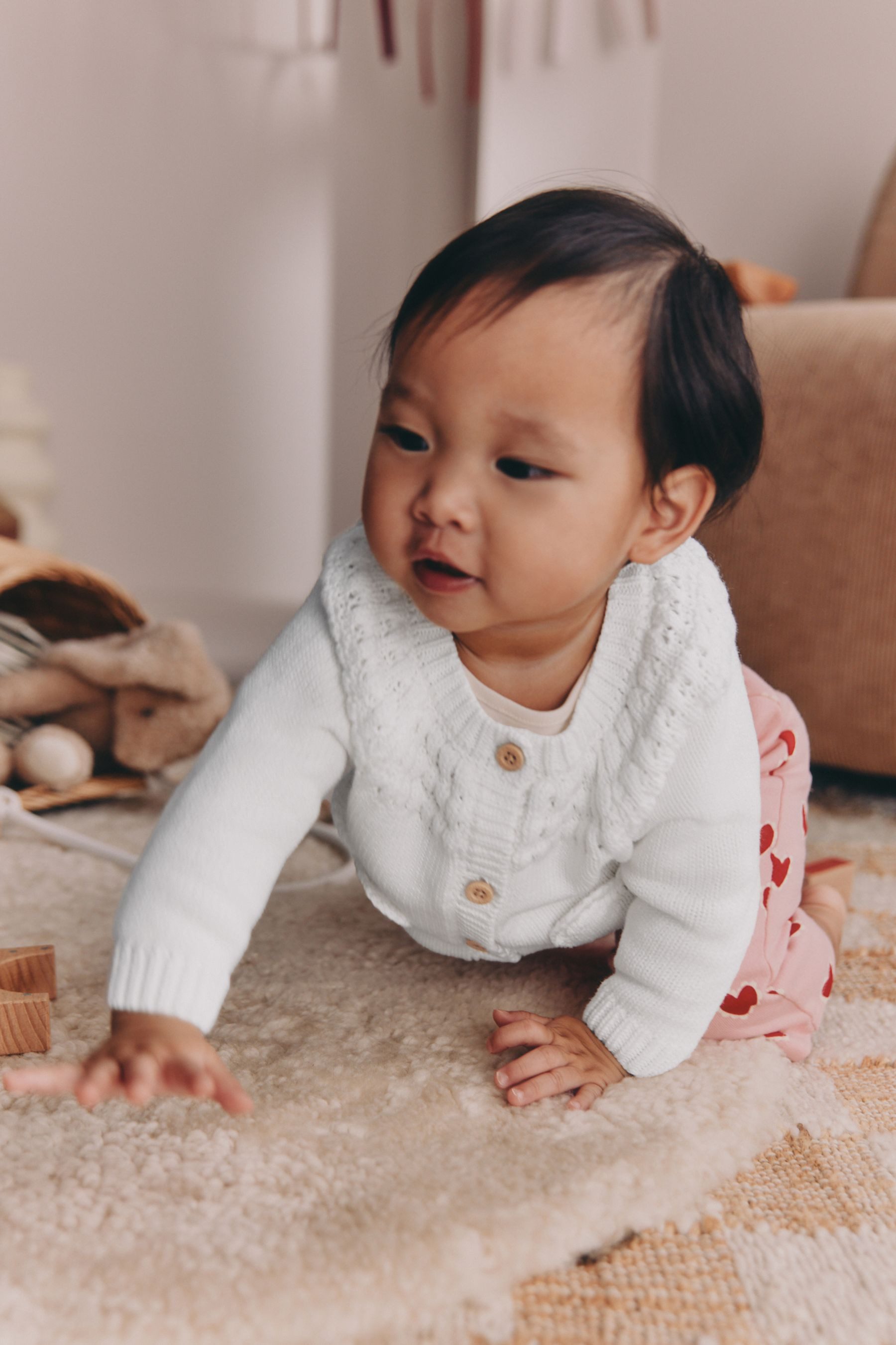 Next Strickjacke Baby Strickjacke mit Knopfleiste, Tasche und Herz (1-tlg)