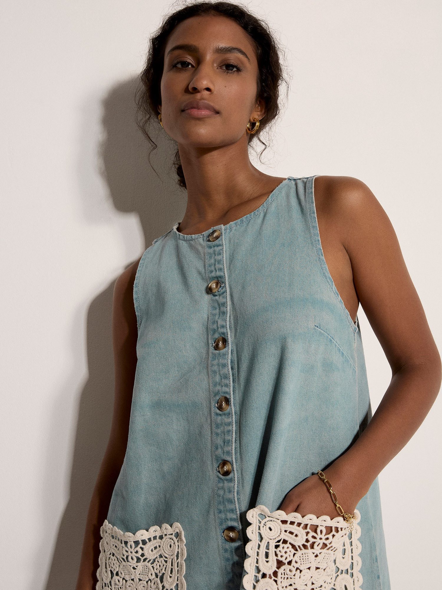 Apricot Minikleid Mini-Kleid aus Denim mit Häkelverzierungen – Bild 3 von 5