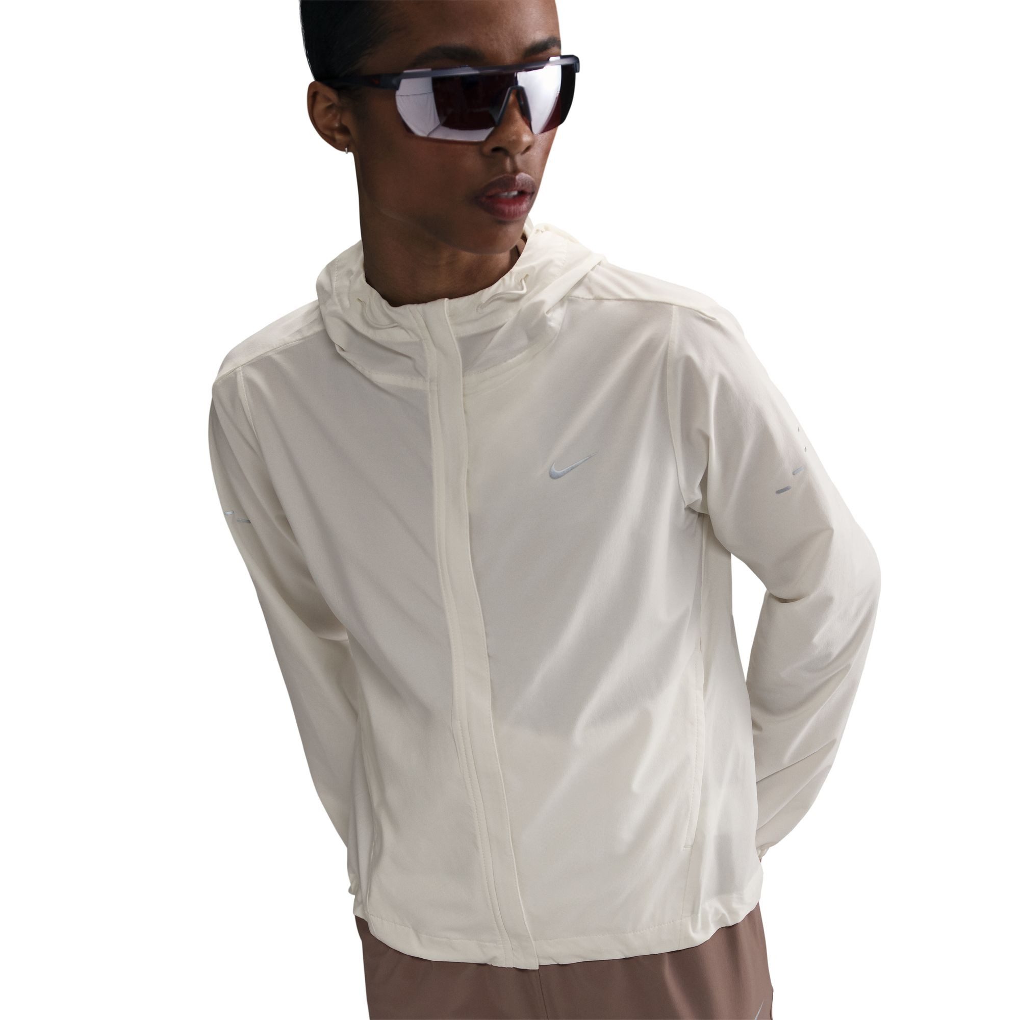 Nike Laufjacke W NK SWIFT RPL PKBL JKT mit Kapuze und Kordelzug, atmungsaktiv, wasserabweisend, windabweisend