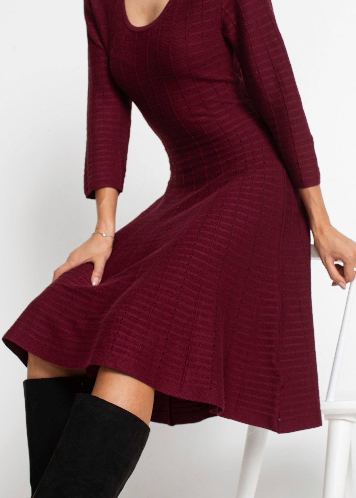 bonprix Strickkleid für besondere Anlässe, aus Viskose-Mix, ausgestellte Passform – Bild 4 von 5