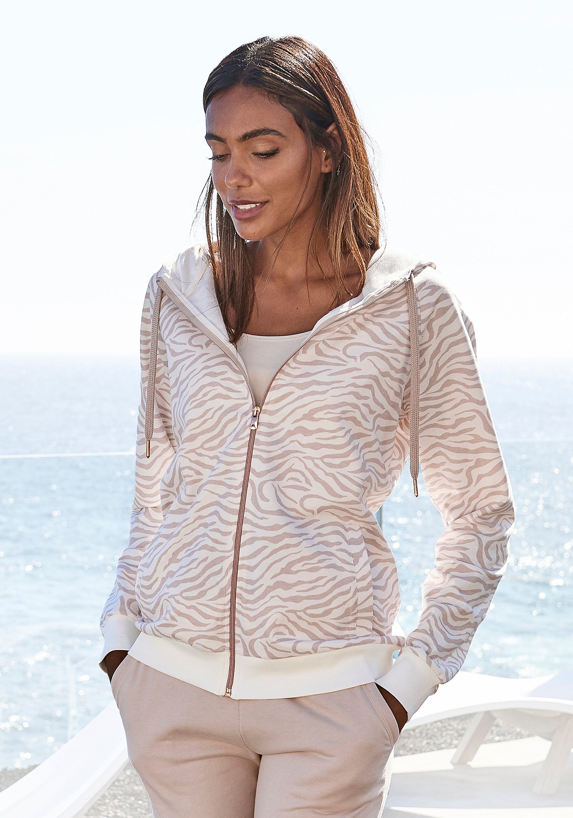 LASCANA Kapuzensweatjacke Sweatshirtjacke mit Details in Roségold und seitlichen Taschen, Loungeanzug