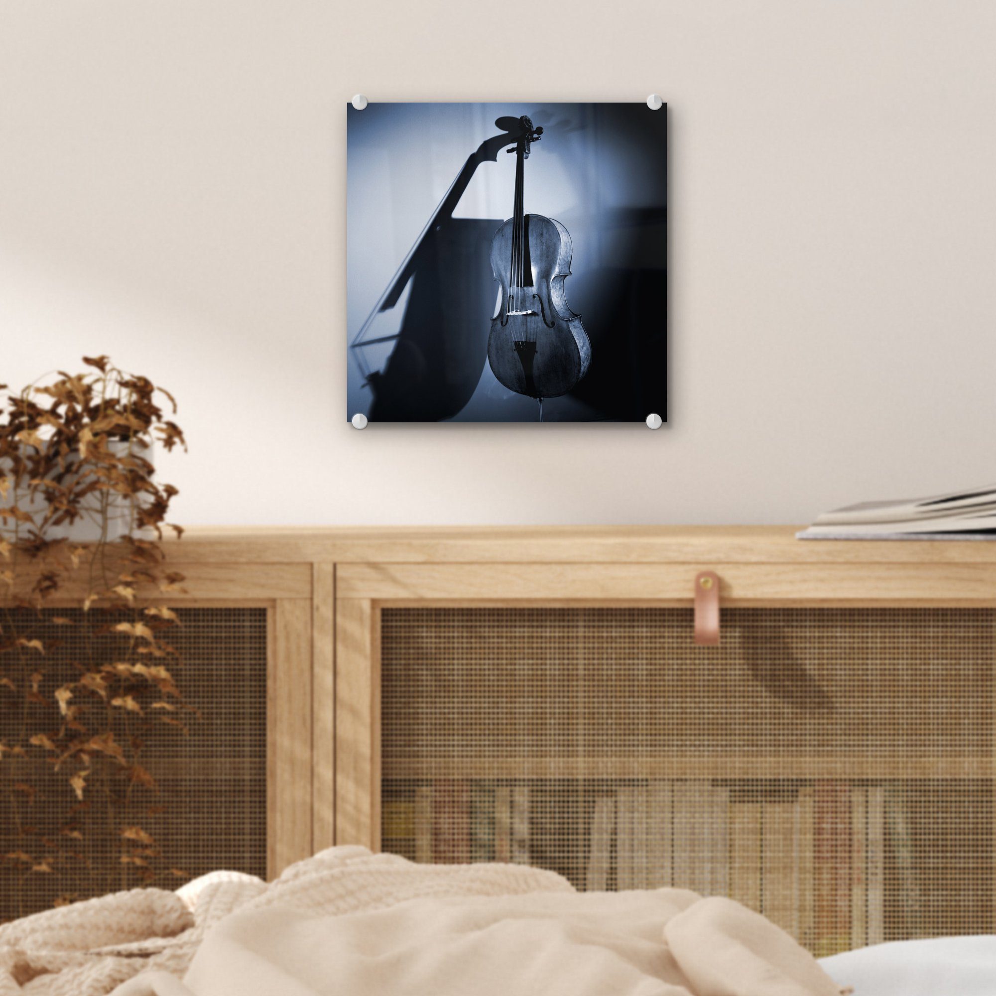 St), Wandbild MuchoWow der auf Foto Wanddekoration Wand, - lehnt - Acrylglasbild Cello Bilder (1 an Glasbilder Ein Glas auf Glas -