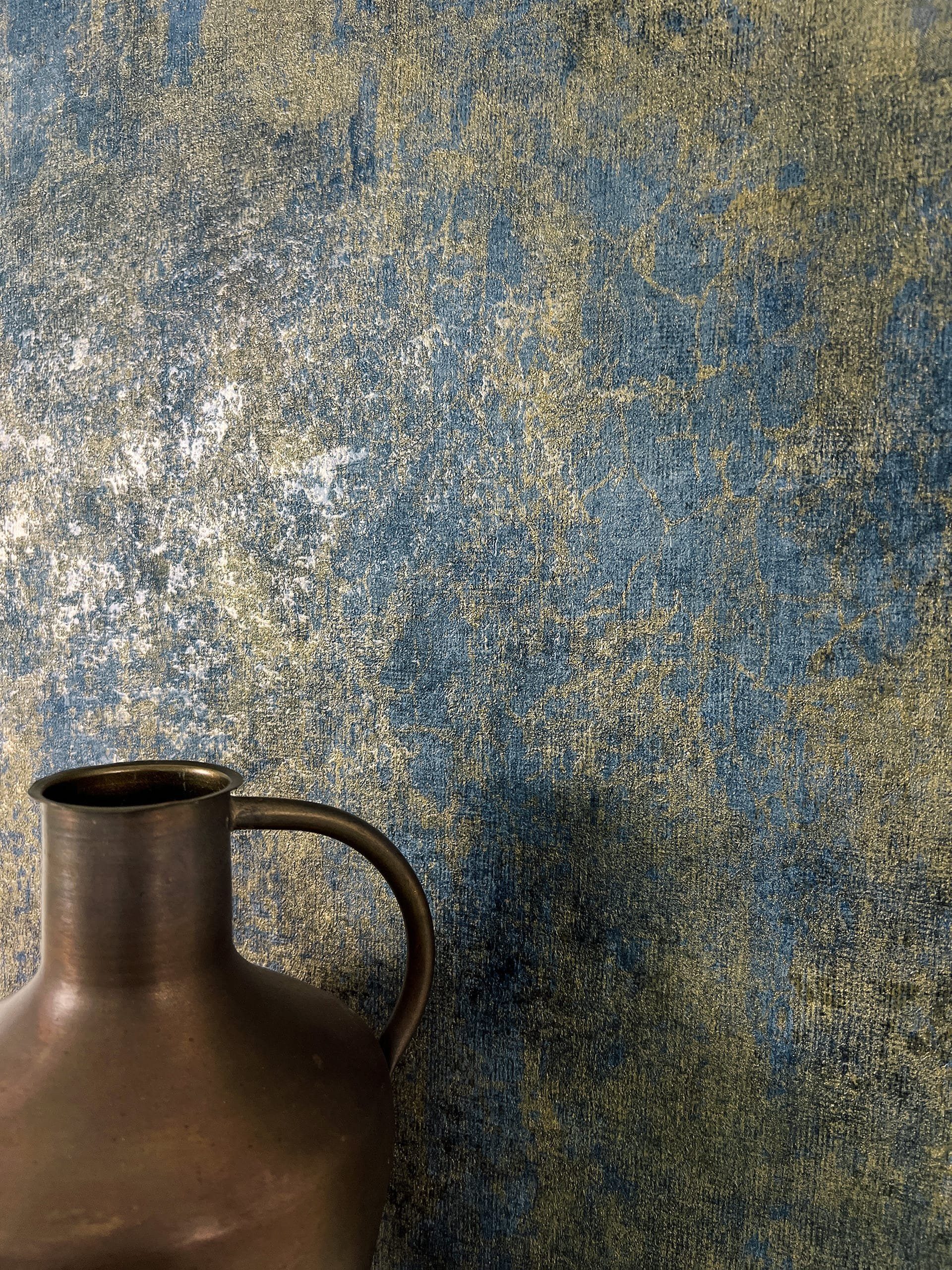 Newroom Vliestapete Lucian Dusty Blue Tapete Betonoptik Beton,Zement,Metallic, Blau Tapete Modern Beton - Betonoptik Betonwand Gold Industrial Glamour Zement Metallic für Wohnzimmer Schlafzimmer Küche, Betonwand