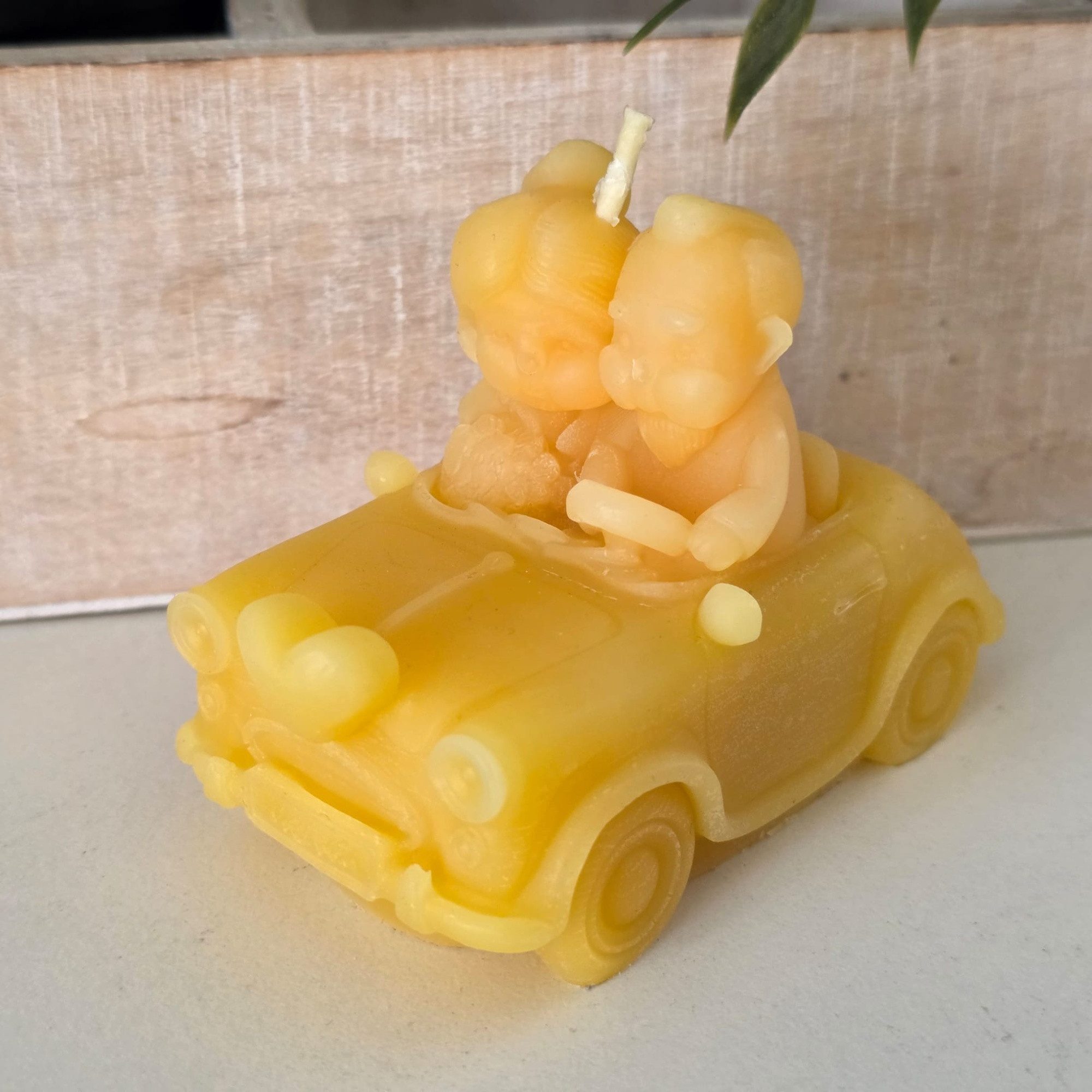 Aspinaworld Bienenwachskerze Oma und Opa Kerze im Auto 7 cm natur – offenes Cabriolet (1-tlg)